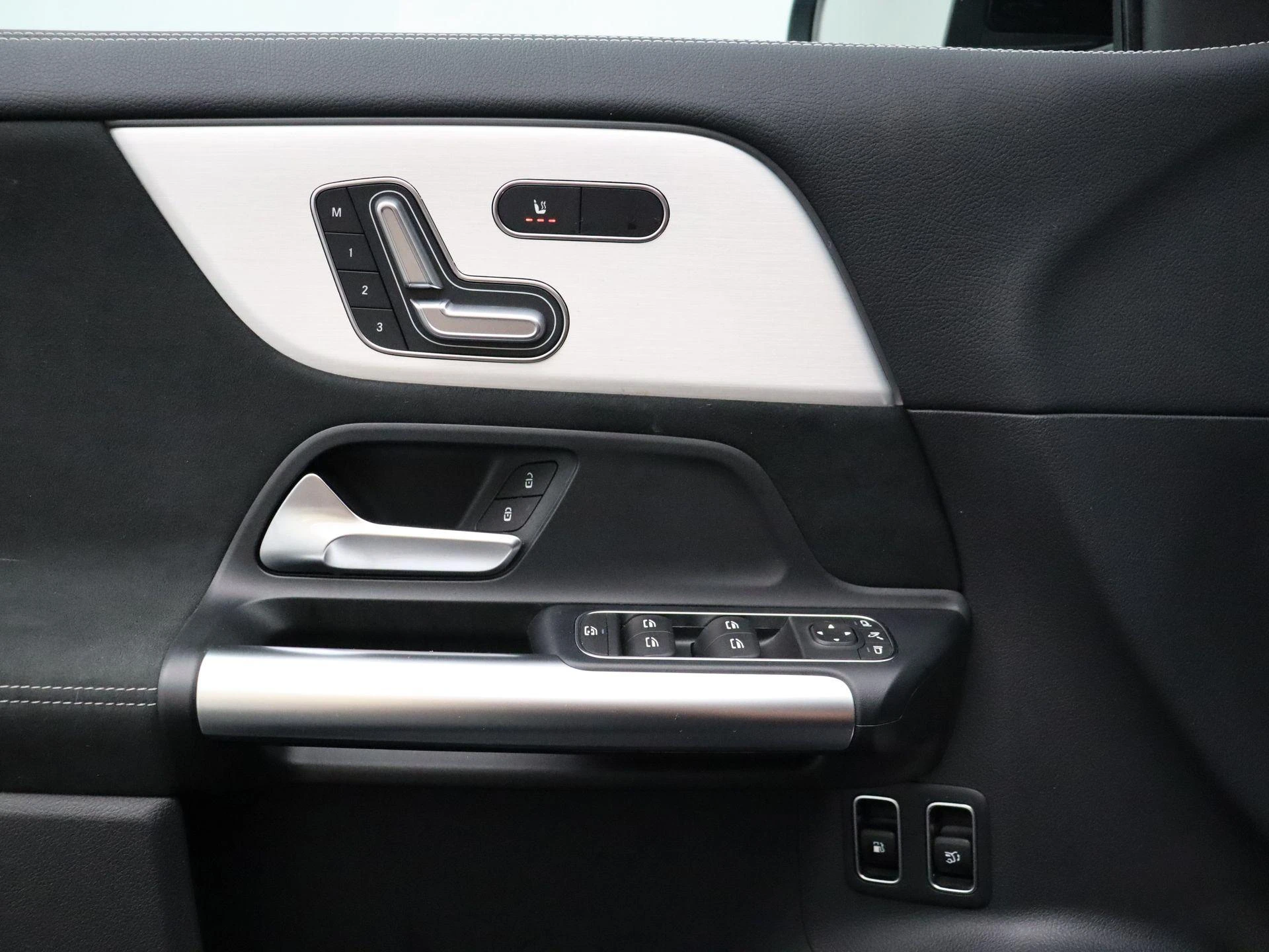 Mercedes-Benz-GLA-image-10
