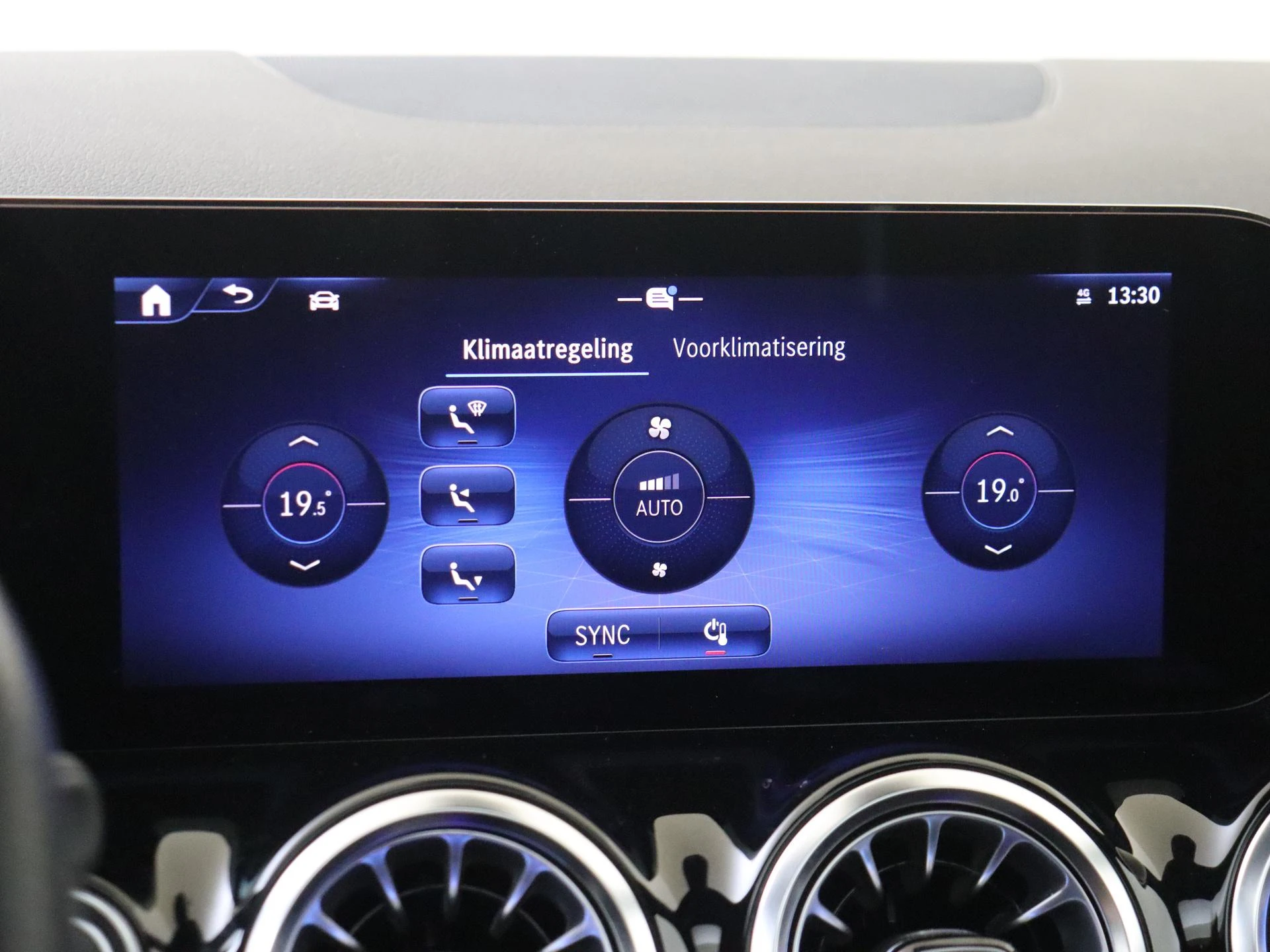 Mercedes-Benz-GLA-image-18