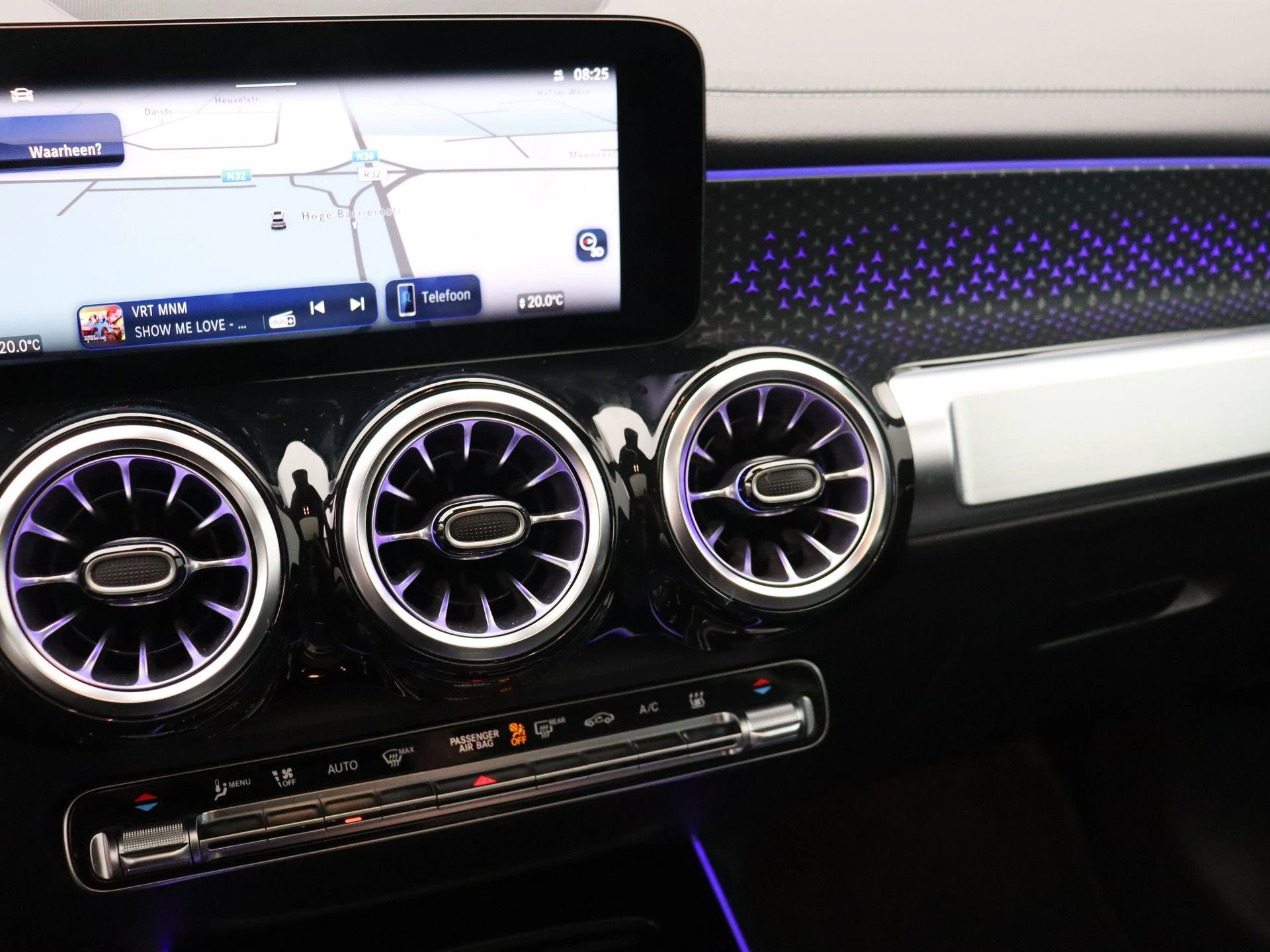 Mercedes-Benz EQB 250+ AMG Line + LEDER + PANO + BURMESTER + CARPLAY + HEAD UP +