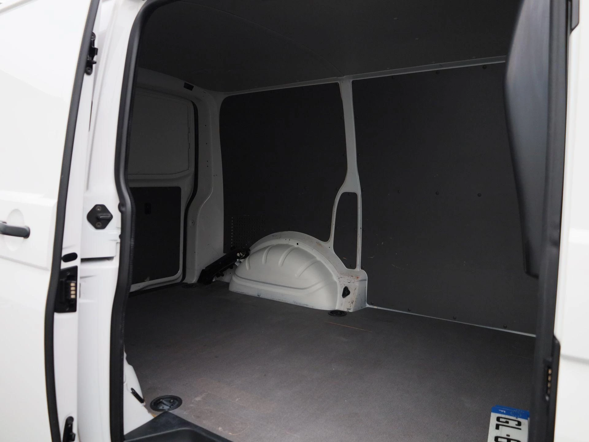 Volkswagen-Transporter-image-12