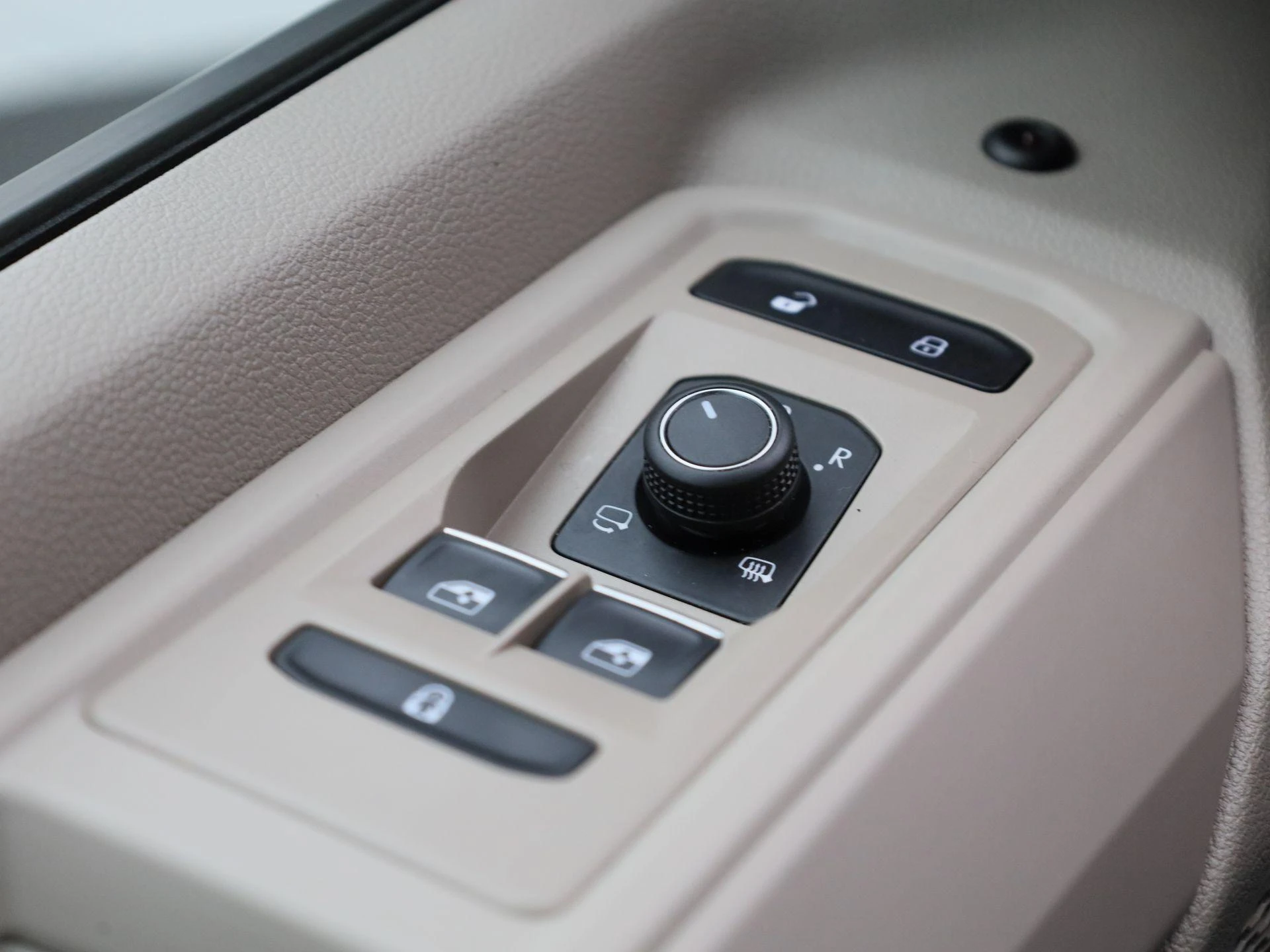 Volkswagen-Multivan-image-31
