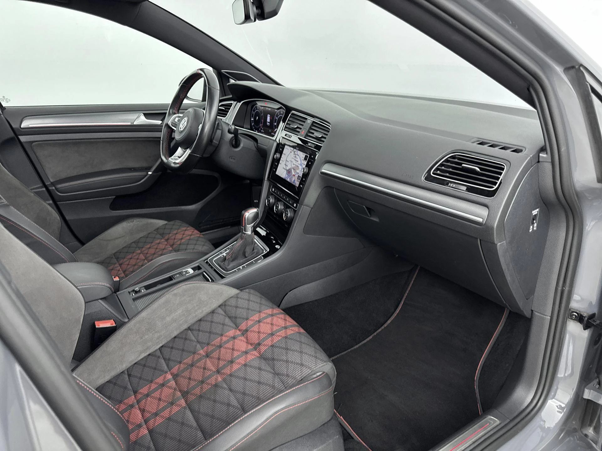 Volkswagen-Golf-image-16