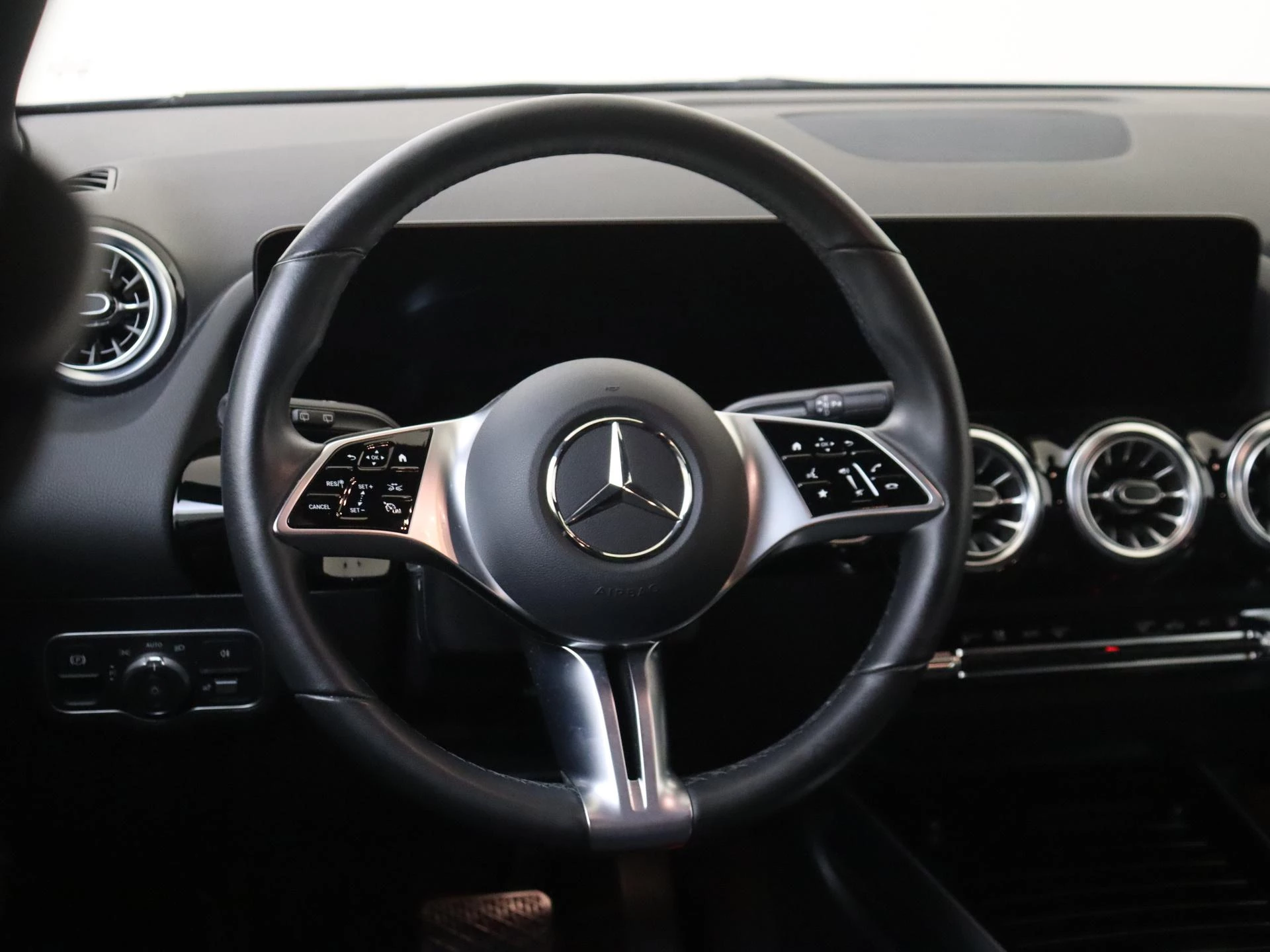Mercedes-Benz-GLA-image-9