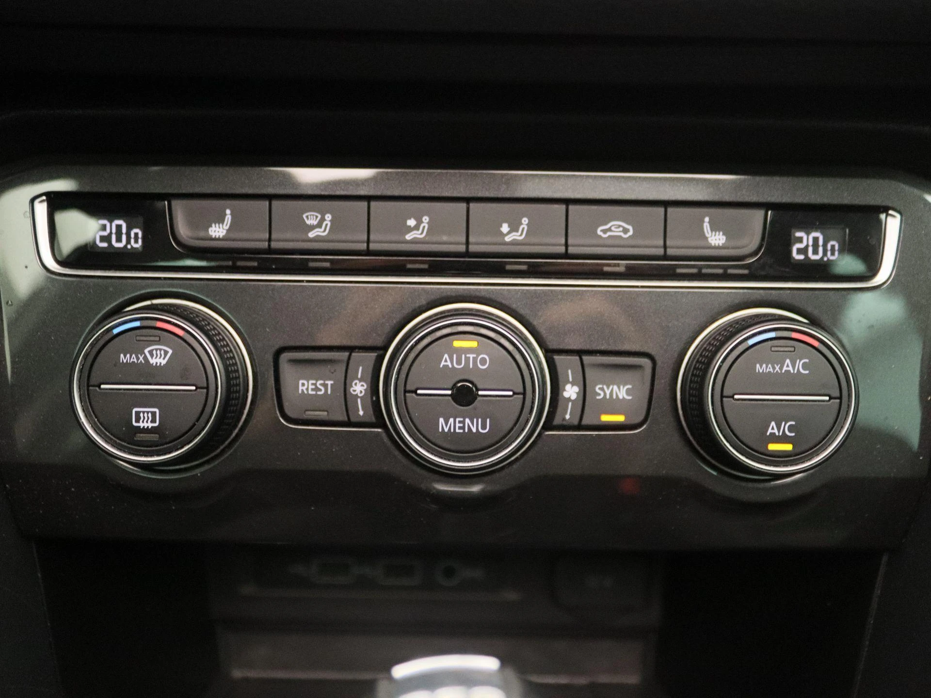 Volkswagen-Tiguan-image-10
