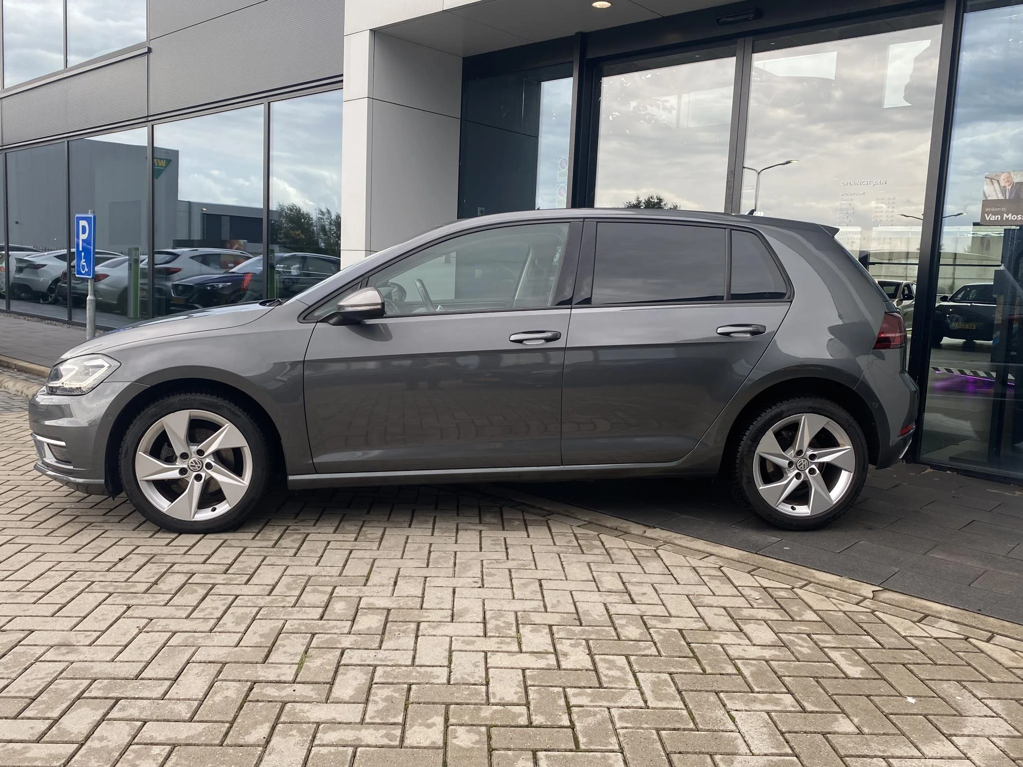 Volkswagen-Golf-image-1