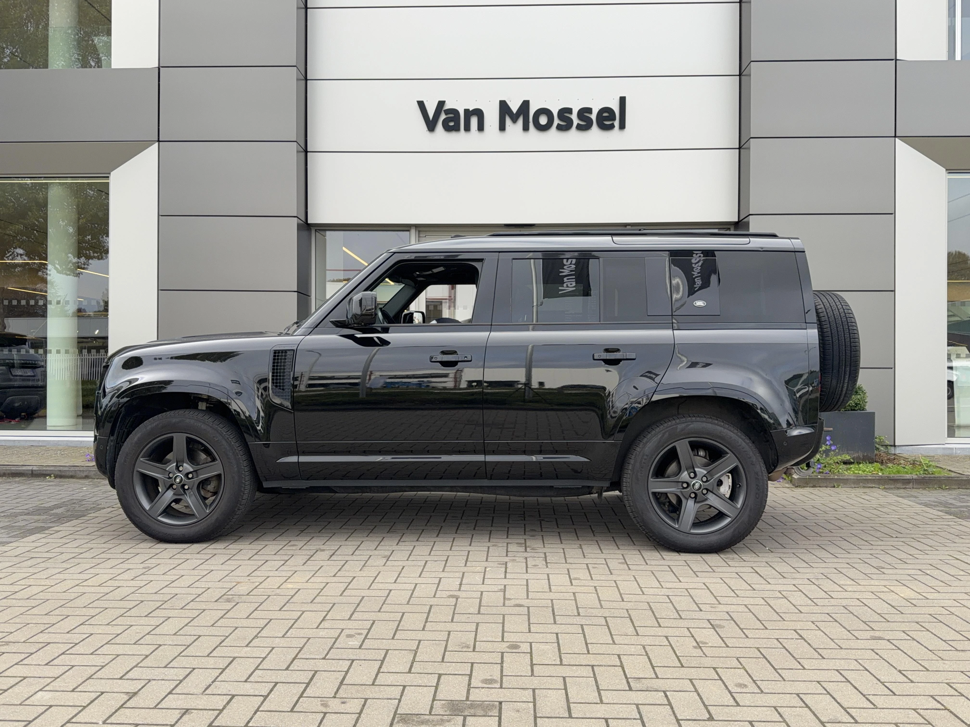 Land Rover-Defender-image-3