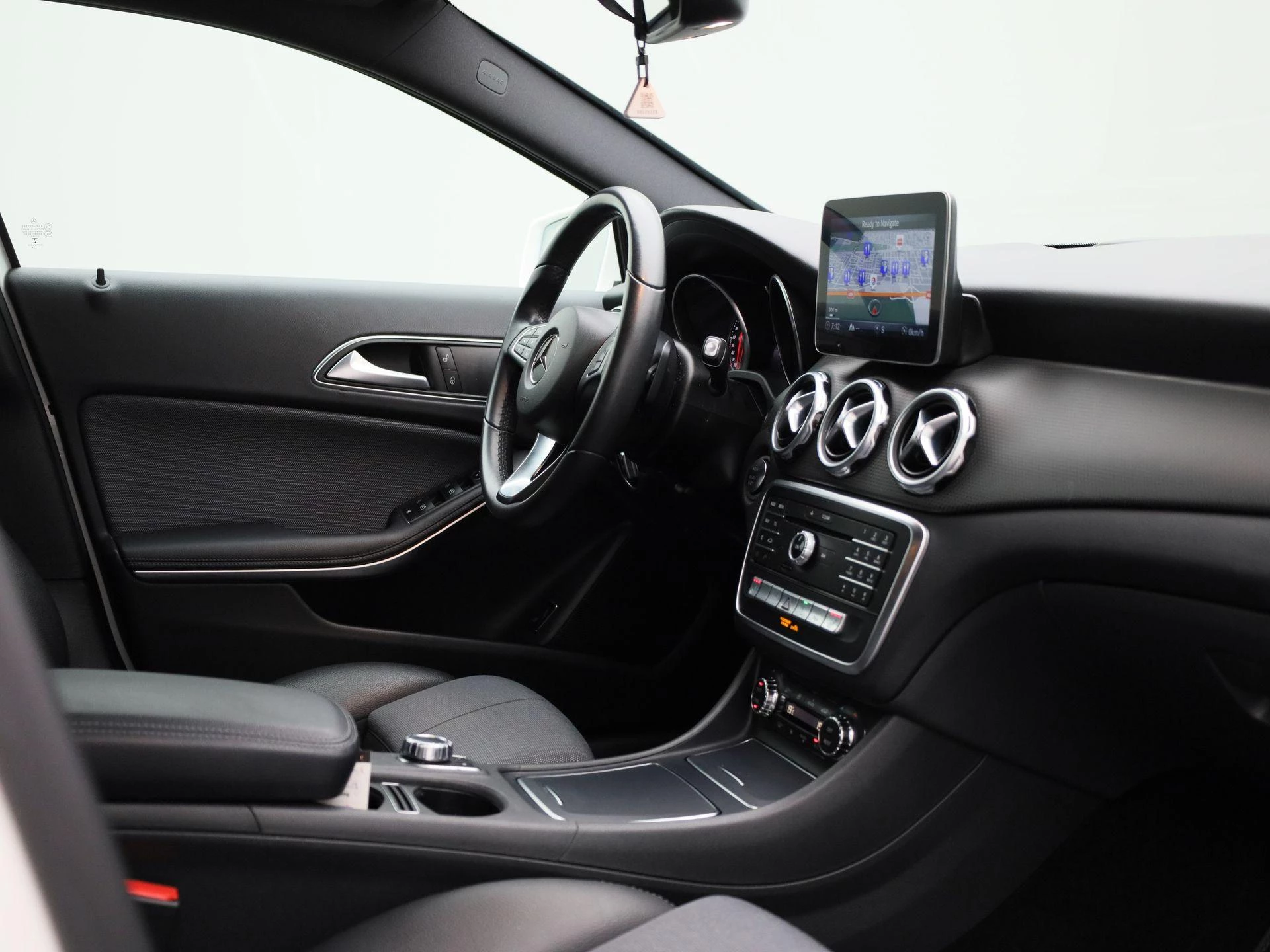Mercedes-Benz-GLA-image-33