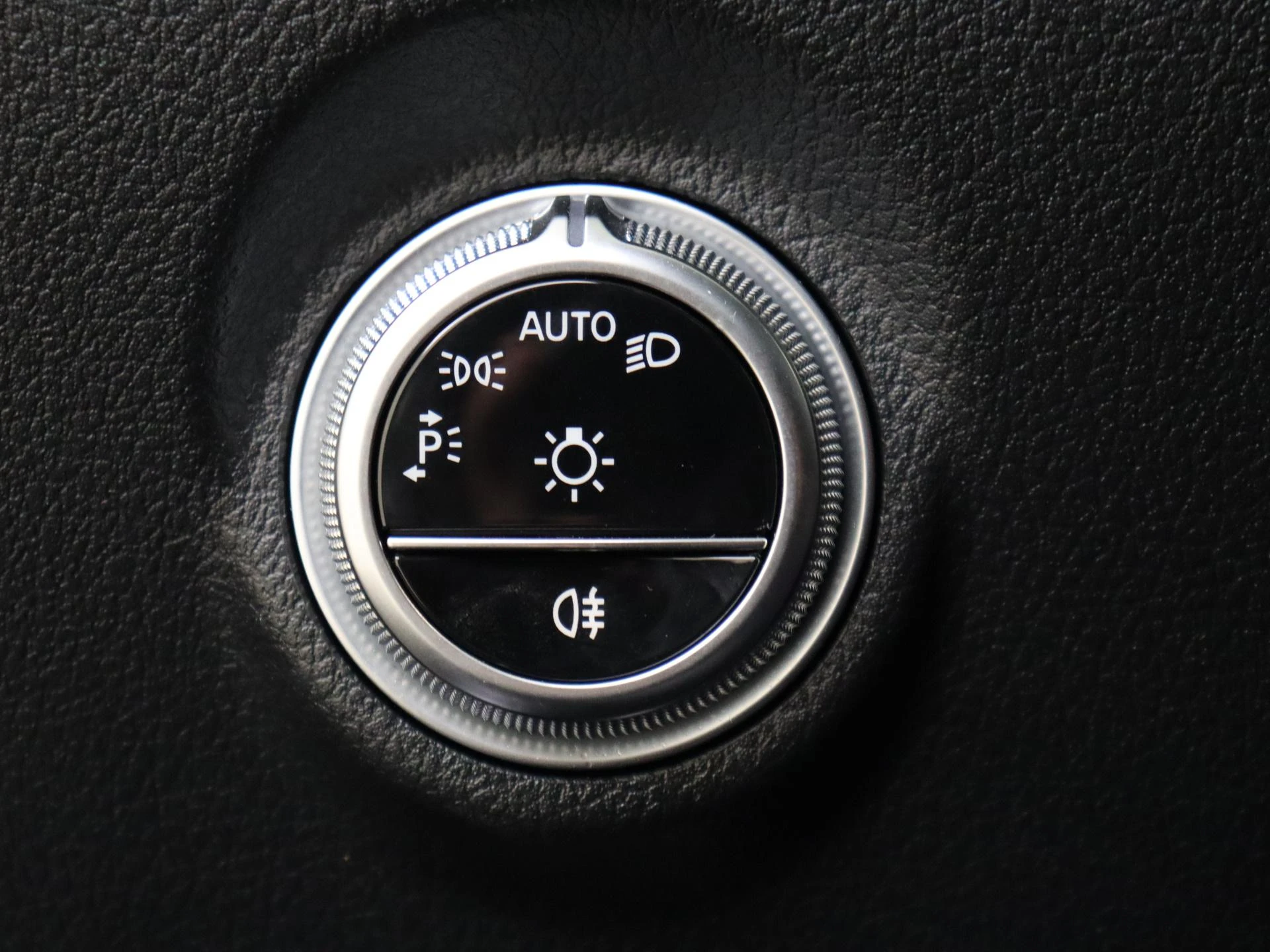 Mercedes-Benz-C-Klasse-image-23