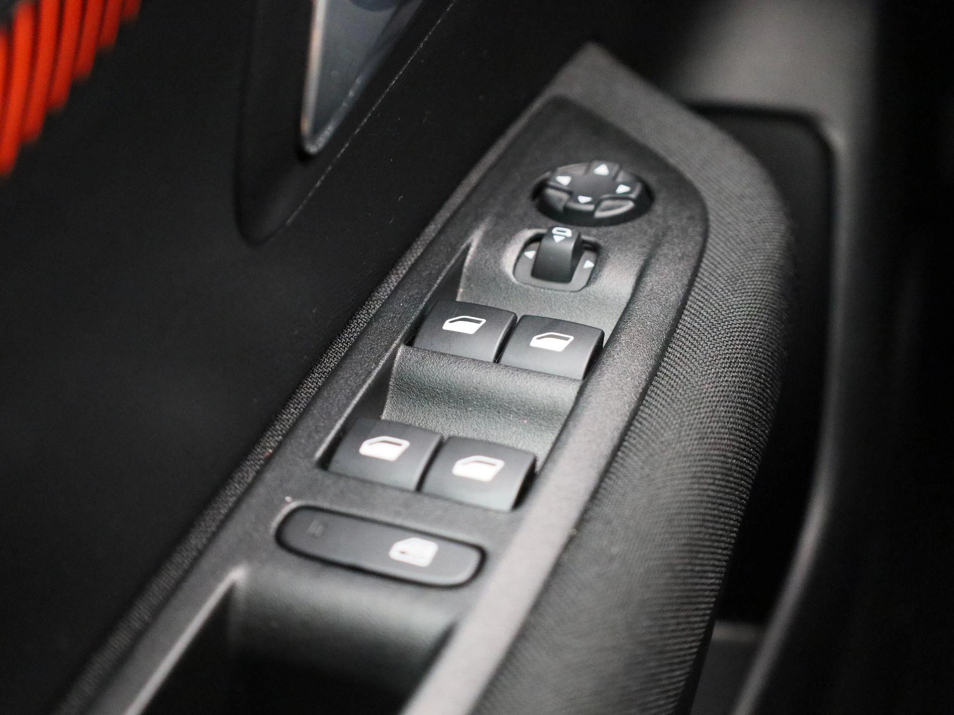 Peugeot-e-208-image-27