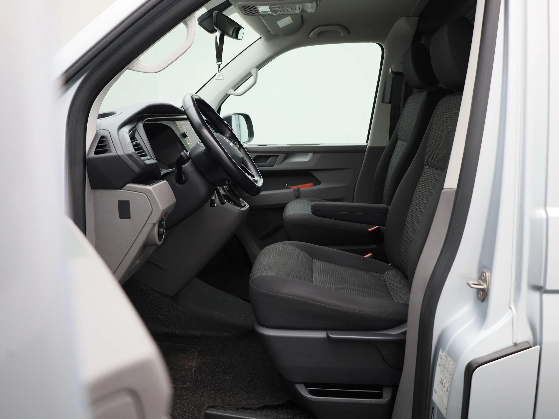 Volkswagen-Transporter-image-10