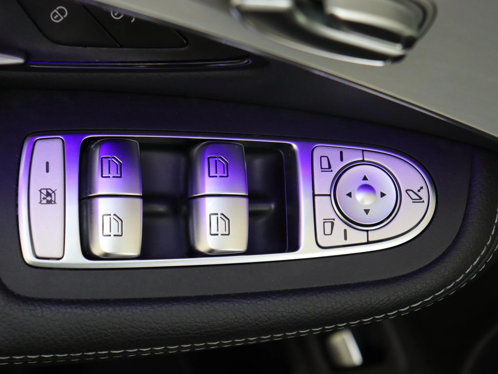 Mercedes-Benz-GLC-image-25