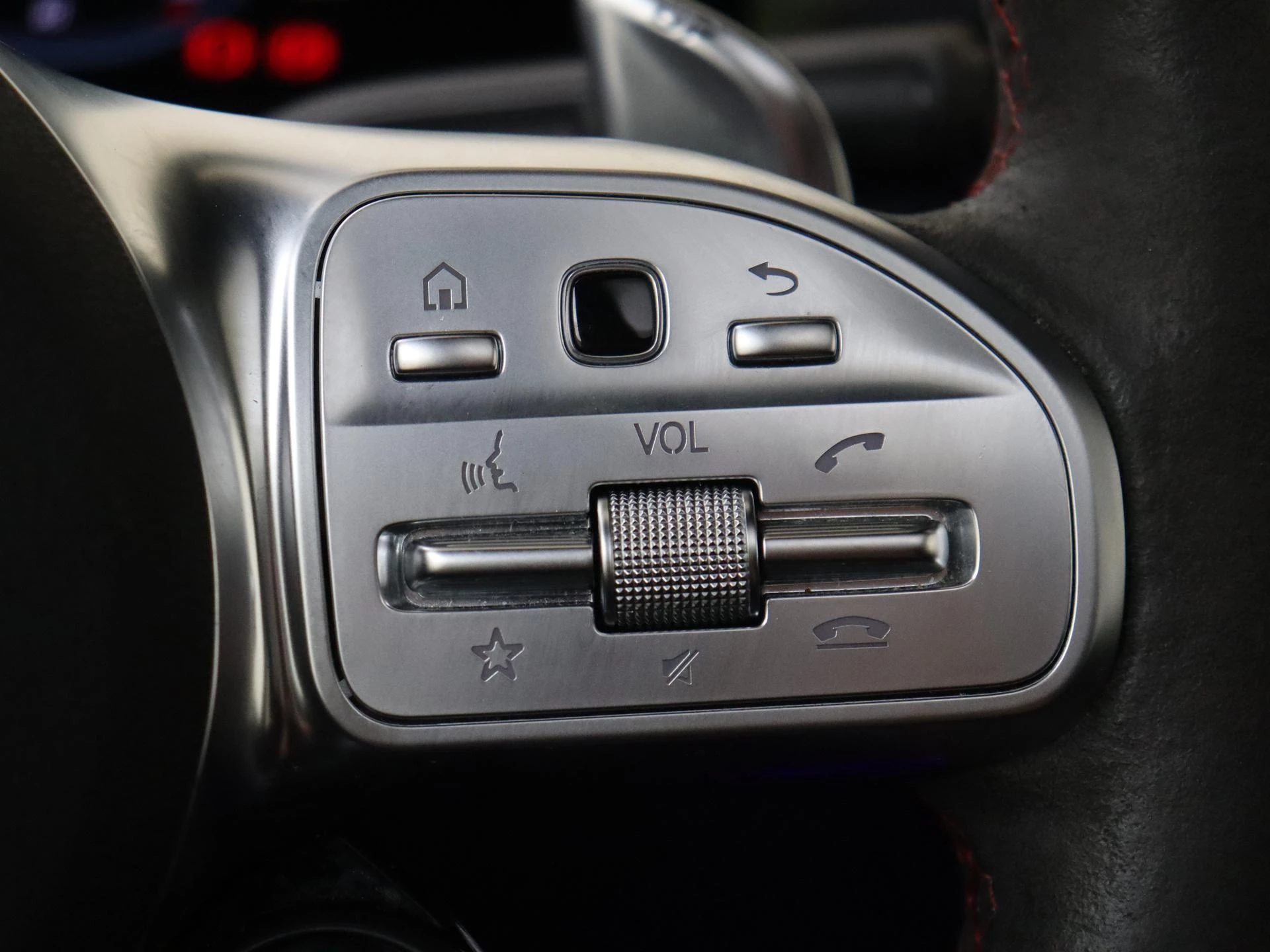 Mercedes-Benz-GLB-image-19