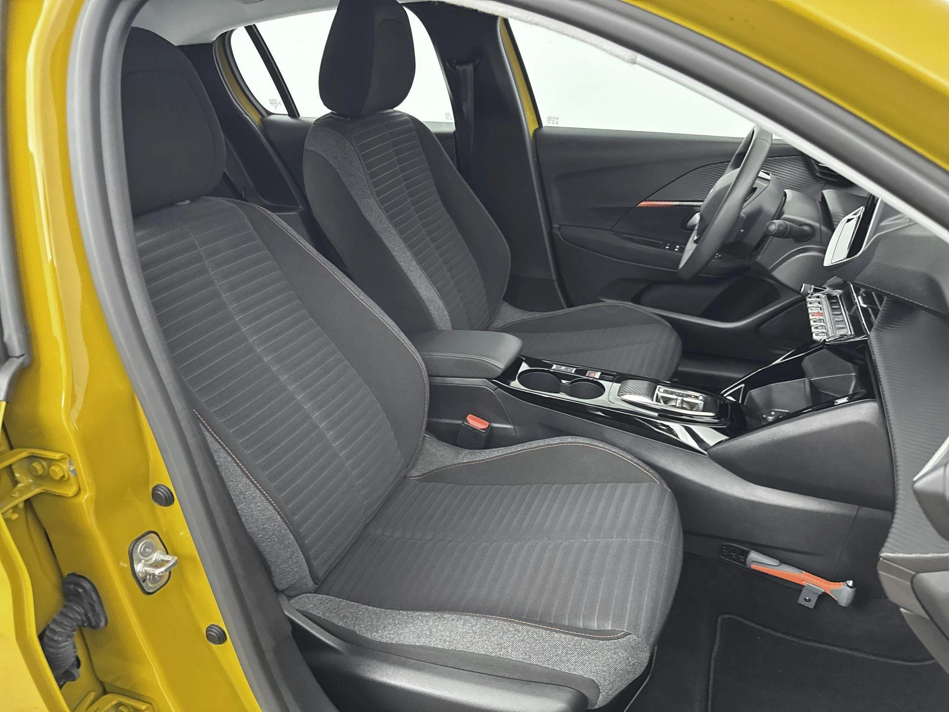 Peugeot-e-208-image-11
