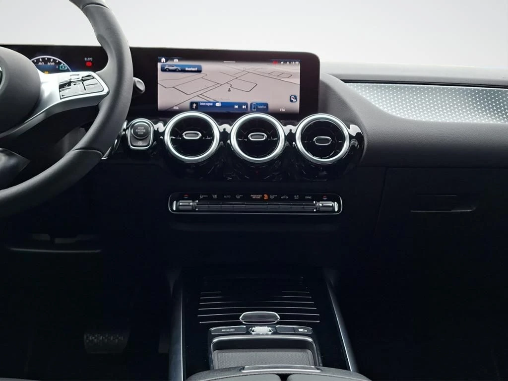 Mercedes-Benz-GLA 200 d-image-18