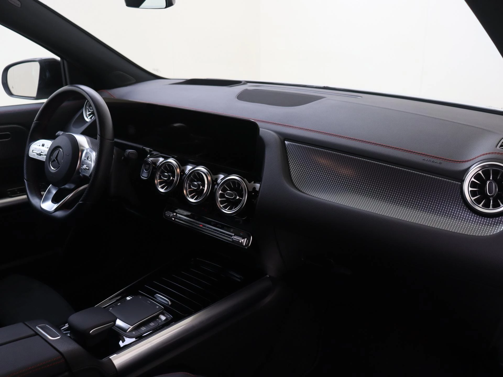 Mercedes-Benz-EQA-image-9