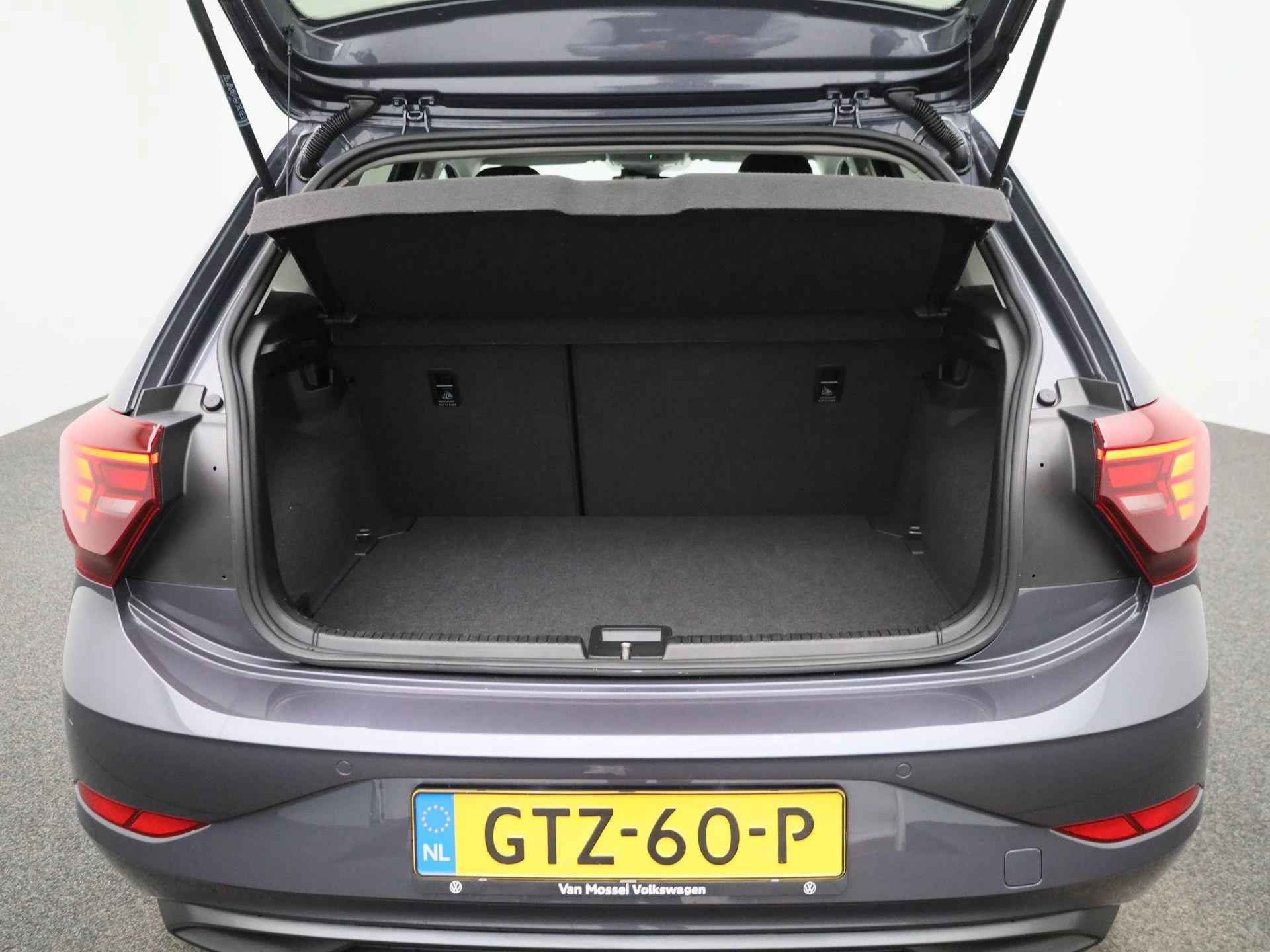 Volkswagen-Polo-image-8