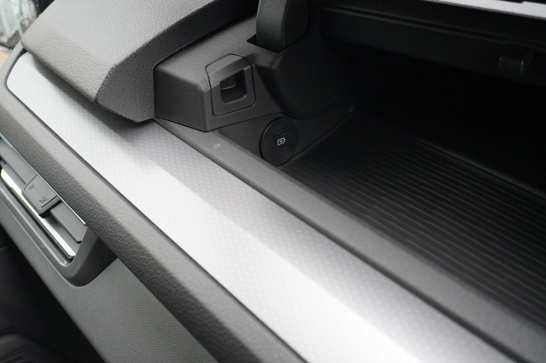 Volkswagen-Transporter-image-17