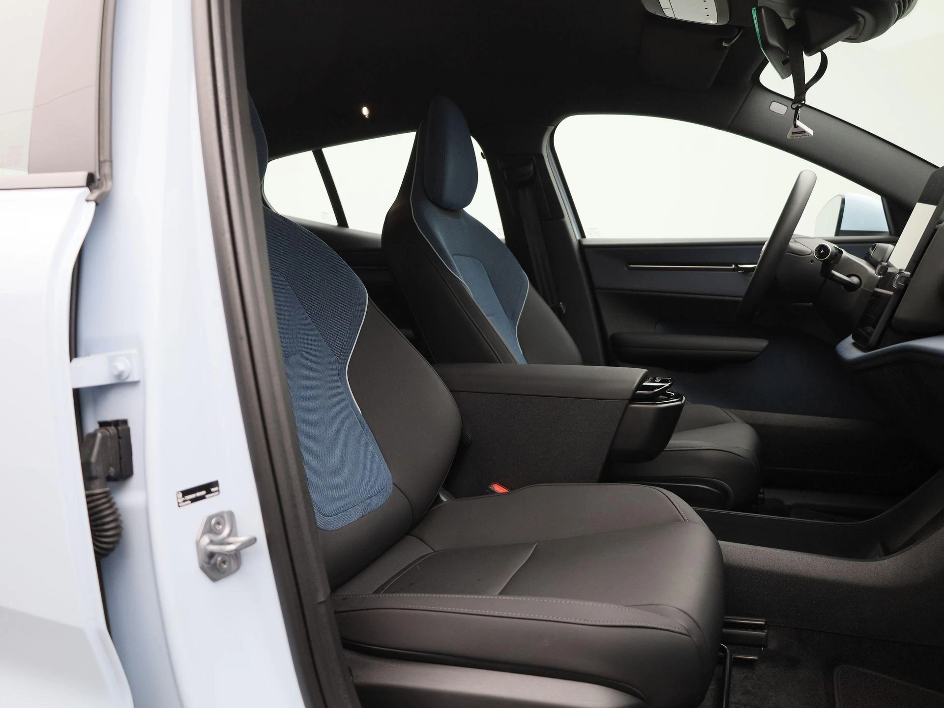Volvo-EX30-image-28