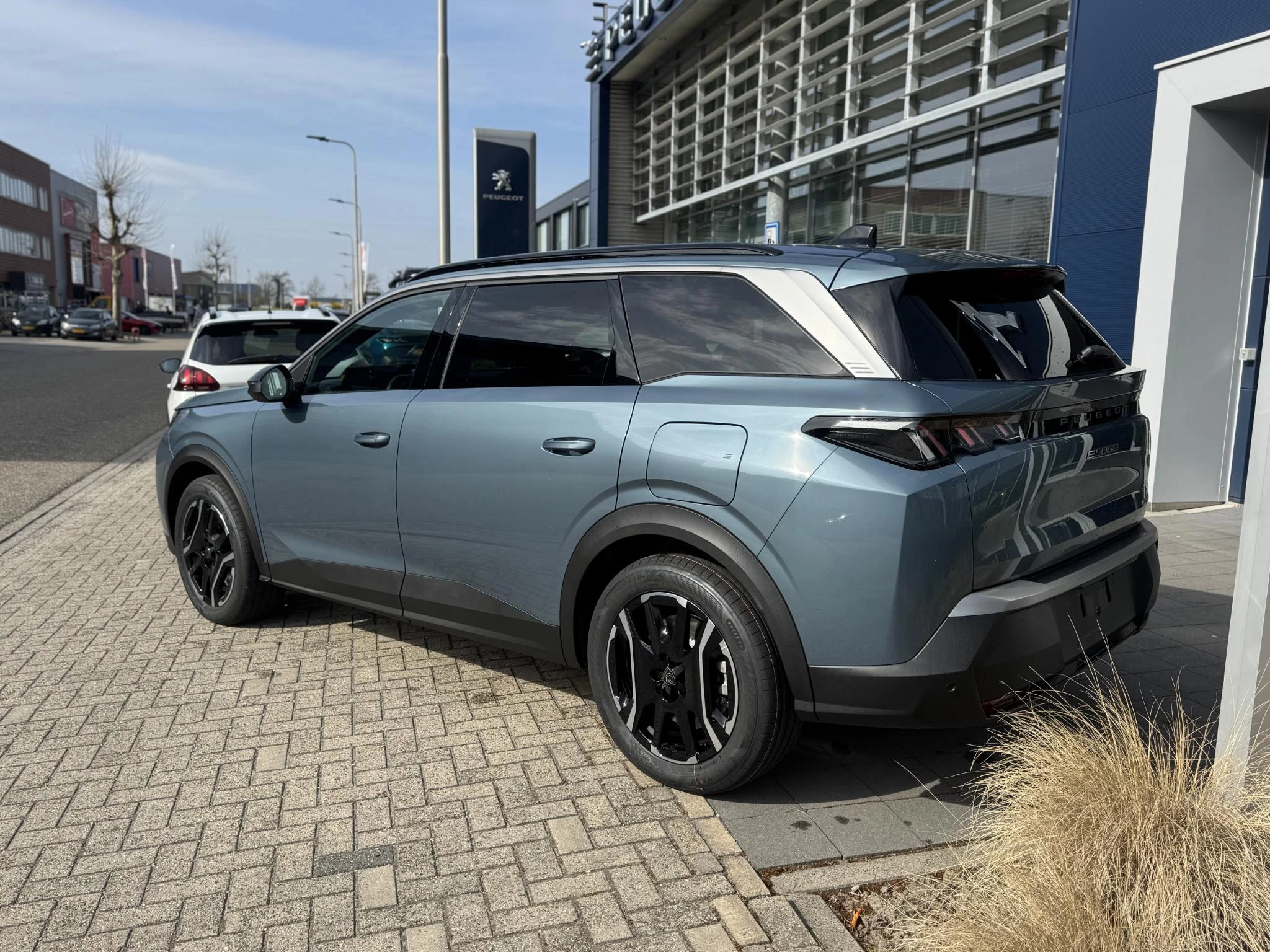 Peugeot-e-5008-image-3