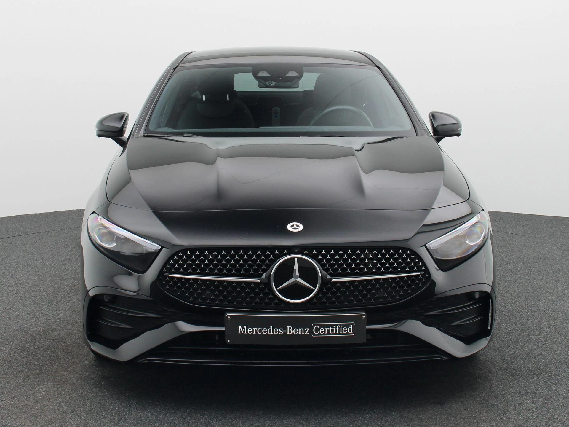 Mercedes-Benz A-Klasse 180 Sedan AMG Line + PANO DAK + MULTIBEAM LED + CARPLAY +