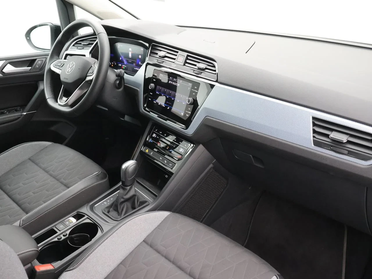 Volkswagen-Touran-image-2