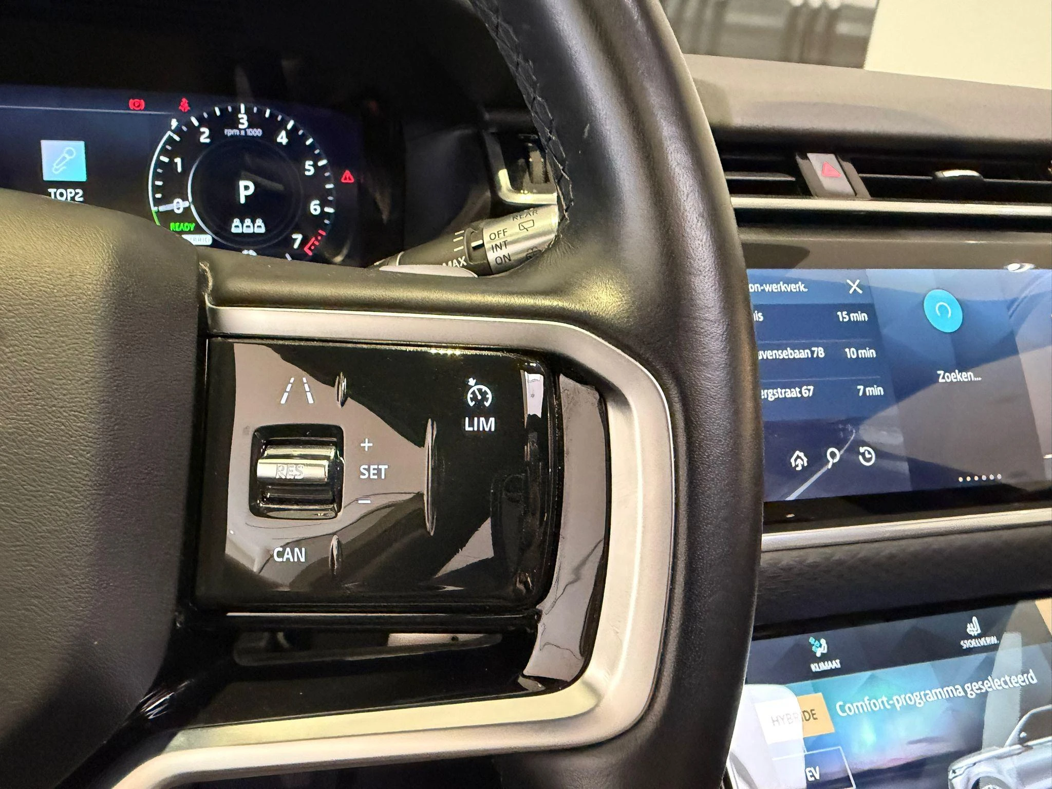 Land Rover-Range Rover Velar-image-12