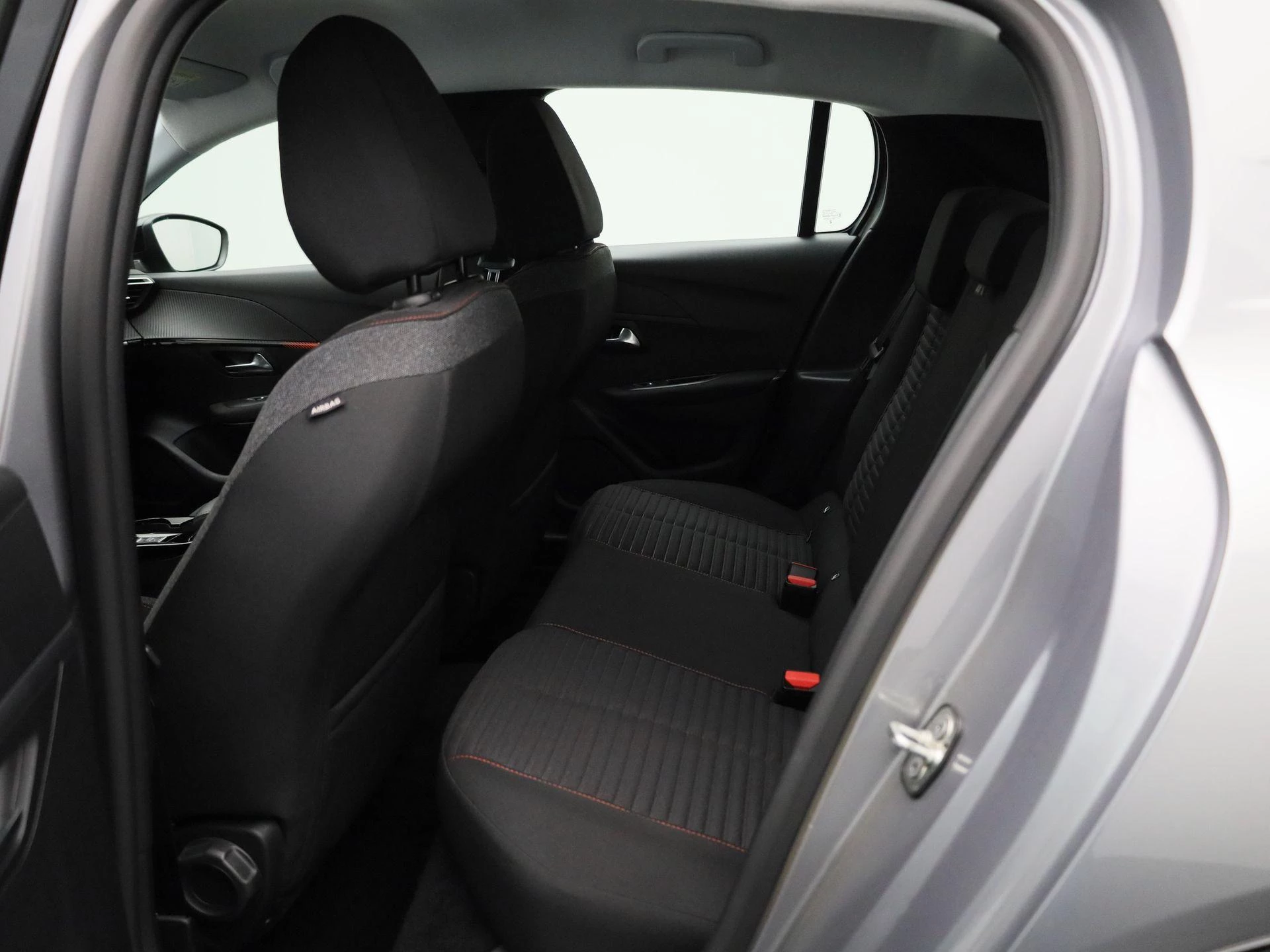 Peugeot-e-208-image-9