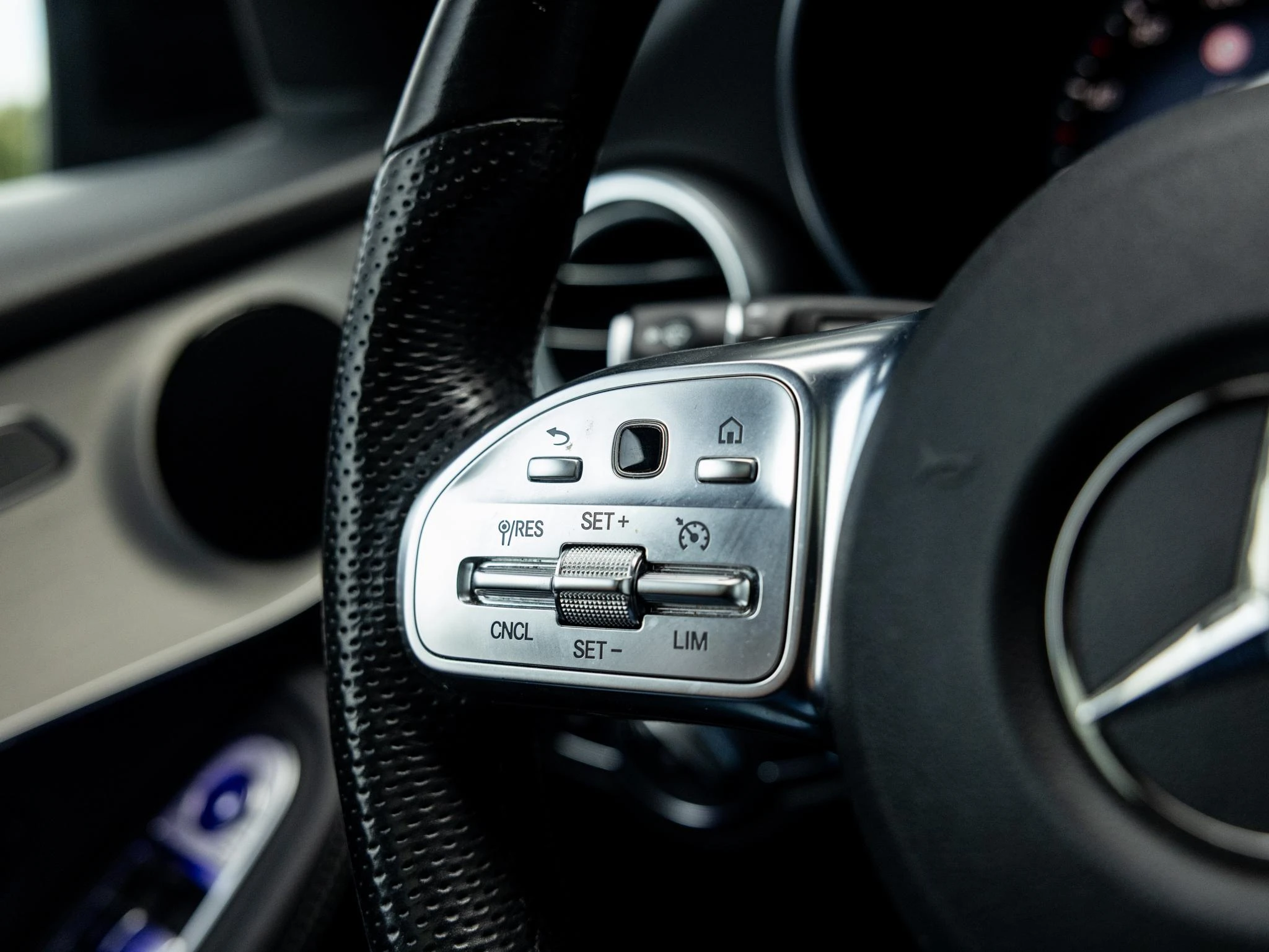 Mercedes-Benz-GLC-image-35