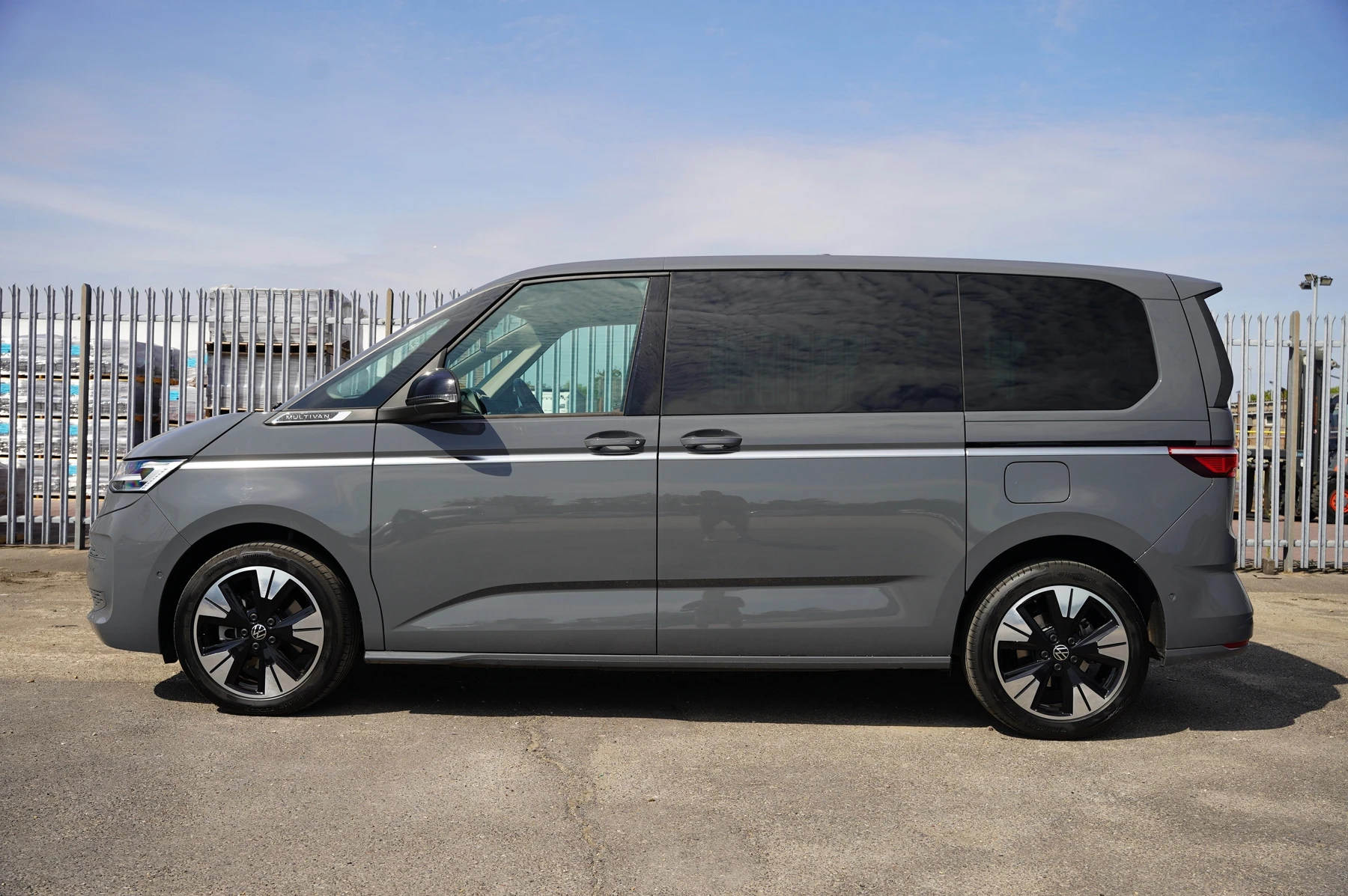 Volkswagen-Multivan-image-12