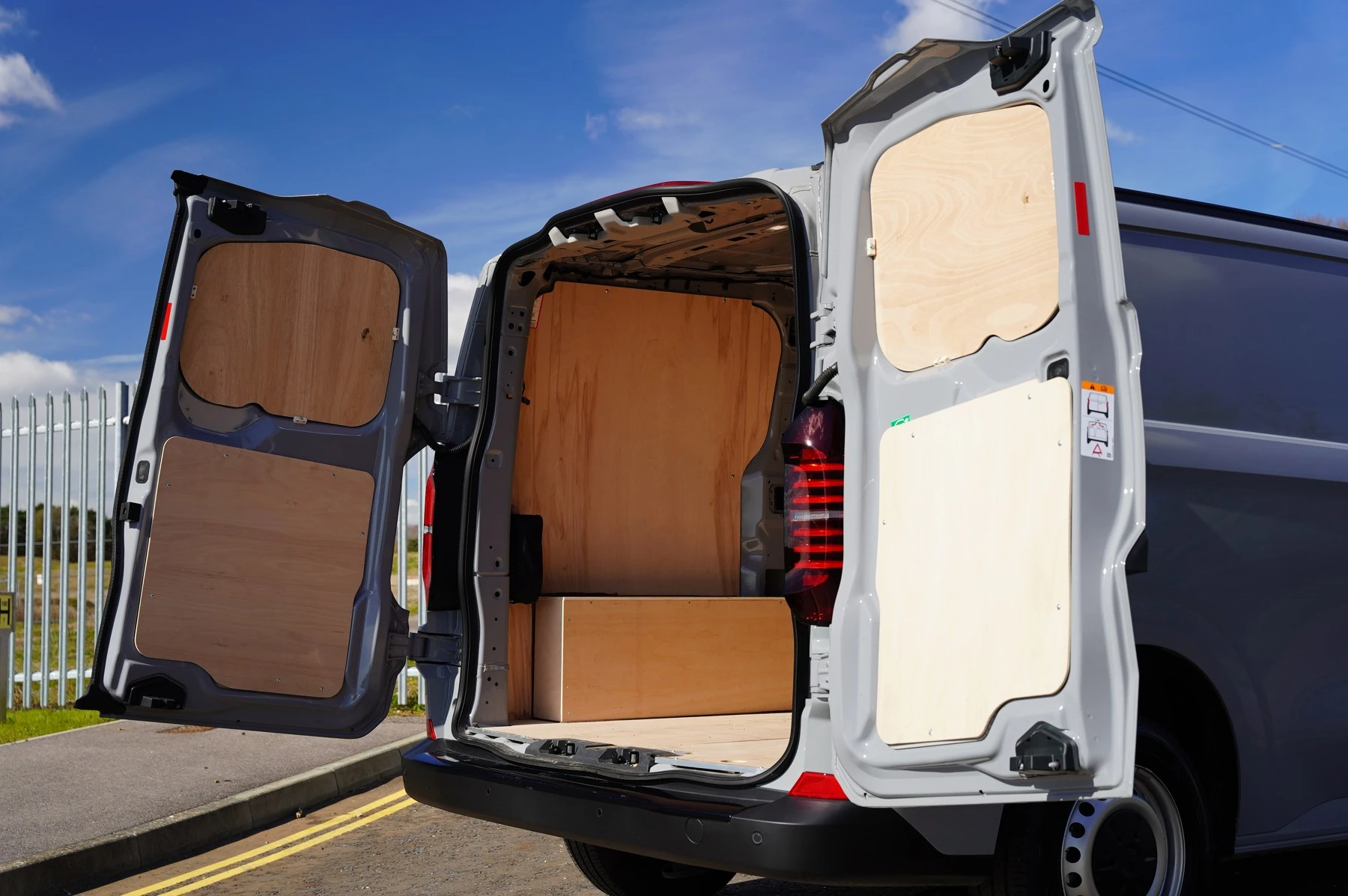 Volkswagen-Transporter-image-22