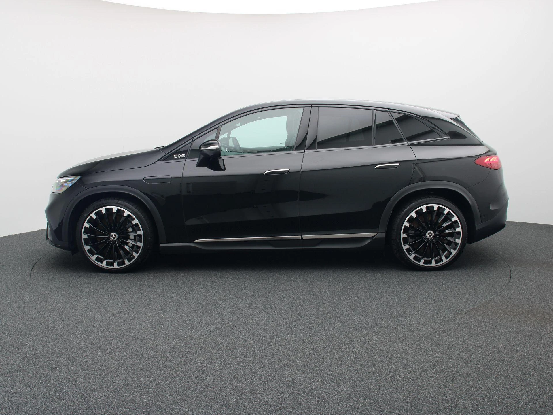 Mercedes-Benz-EQE-image-3