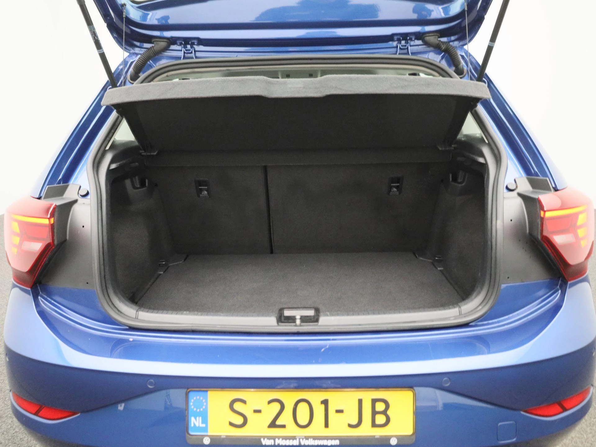 Volkswagen-Polo-image-10