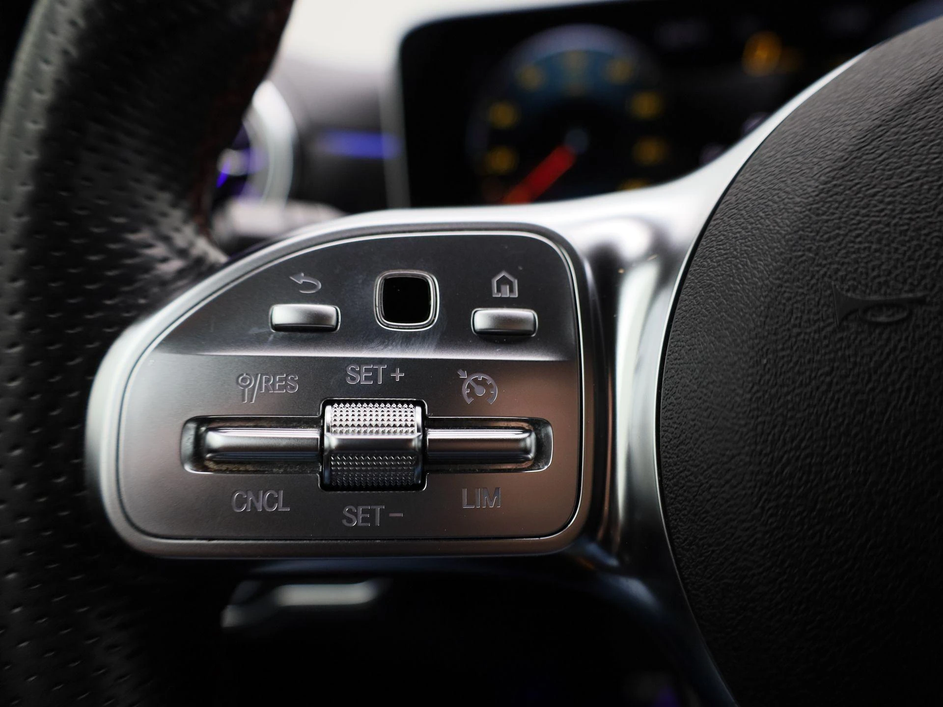Mercedes-Benz-A-Klasse-image-20