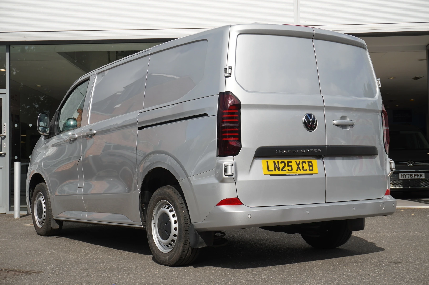 Volkswagen-Transporter-image-2