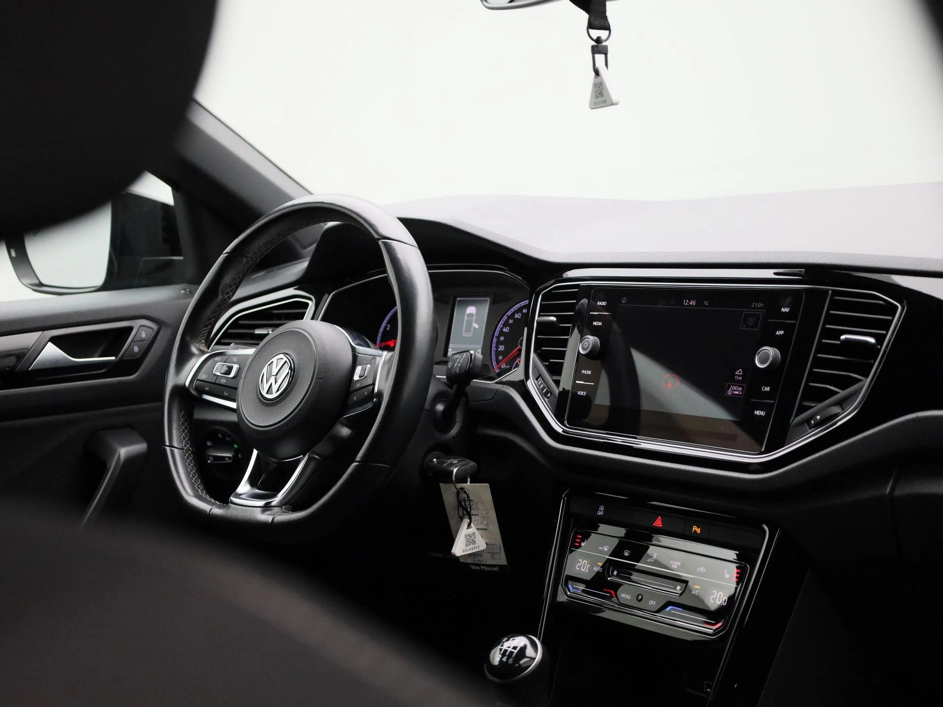 Volkswagen-T-Roc-image-31