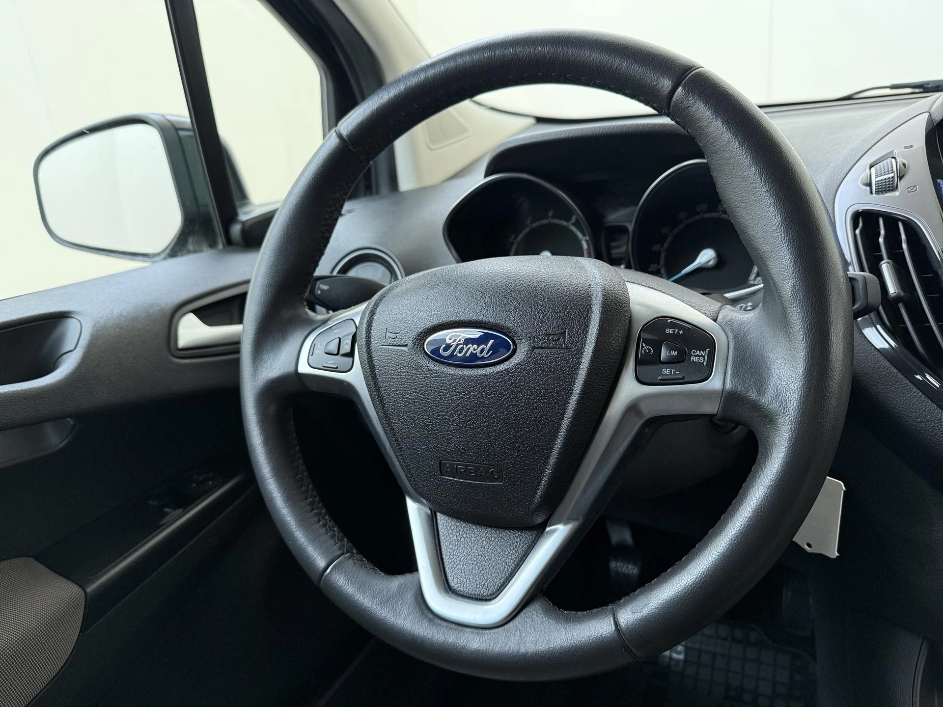 Ford-Tourneo Courier-image-9