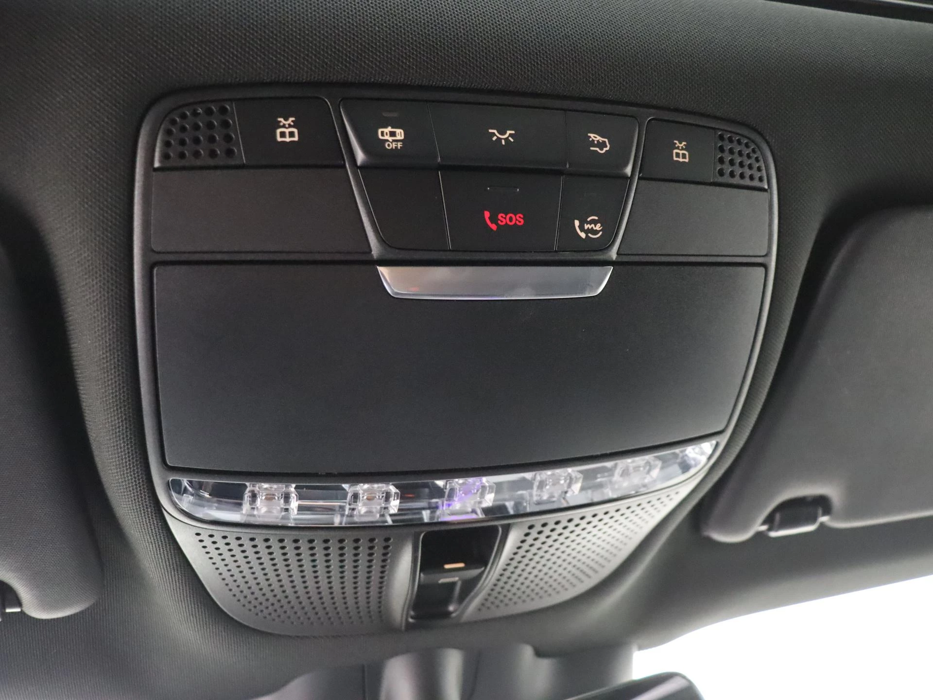 Mercedes-Benz-EQC-image-25