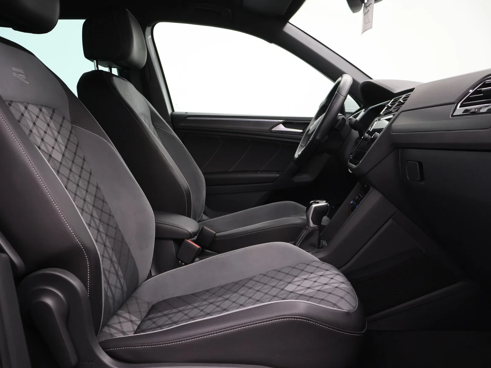 Volkswagen Tiguan R-Line 1.5TSI 150PK *AUTOMAAT*CAMERA*TREKHAAK*ACC*VIRTUAL COCKPIT*NAVI*...*