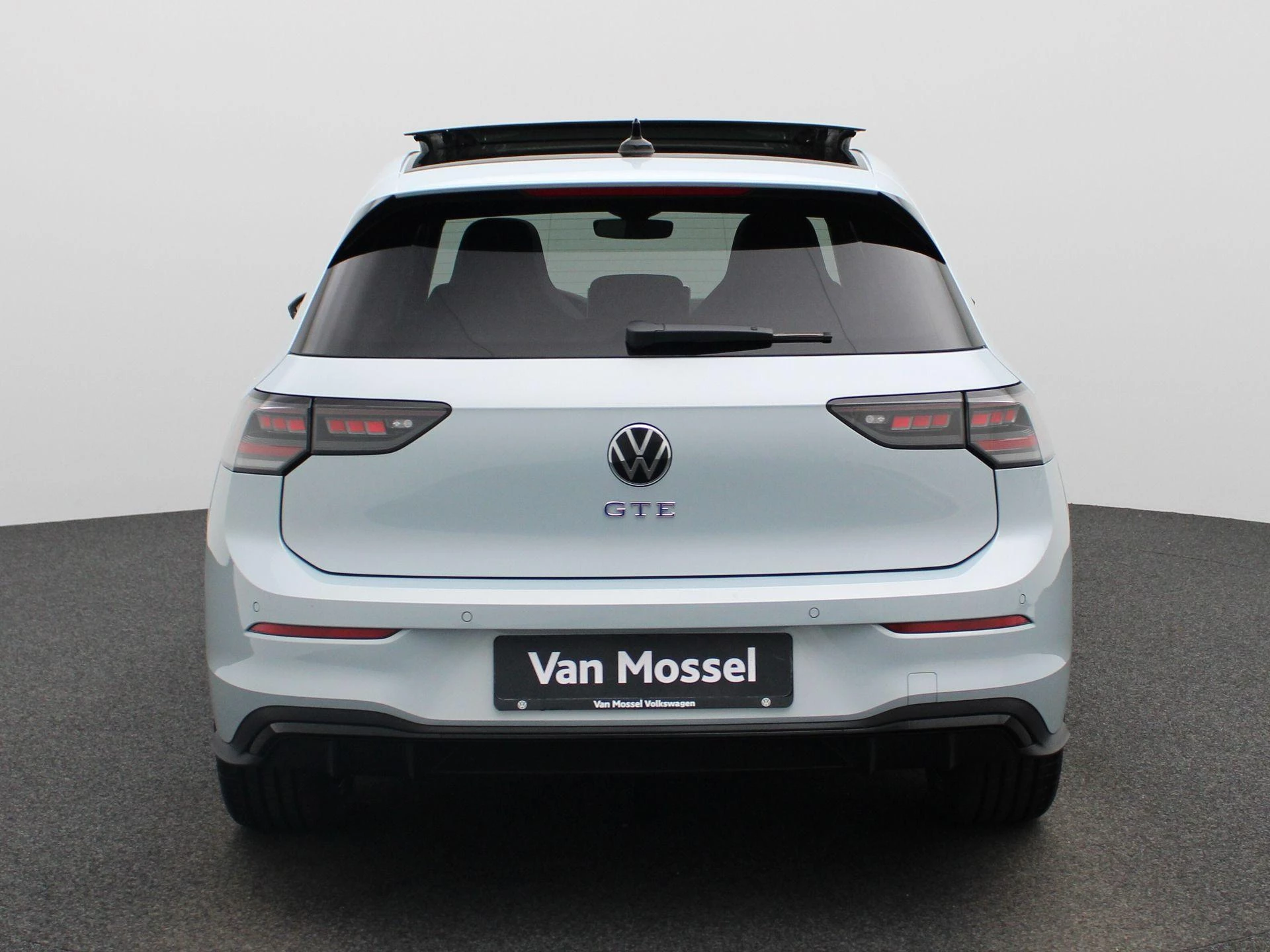 Volkswagen-Golf-image-4