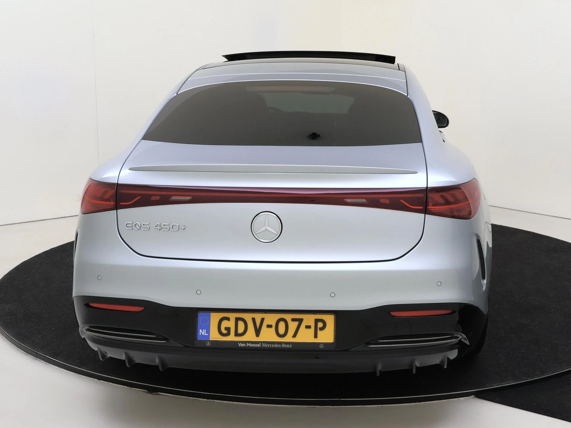 Mercedes-Benz-EQS-image-6