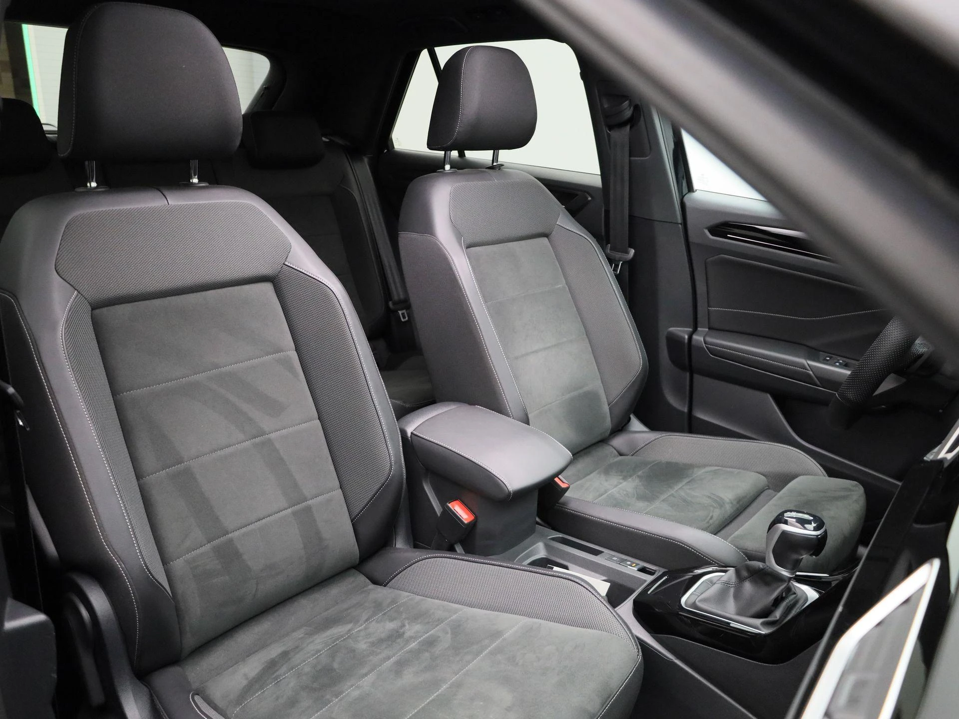 Volkswagen-T-Roc-image-36