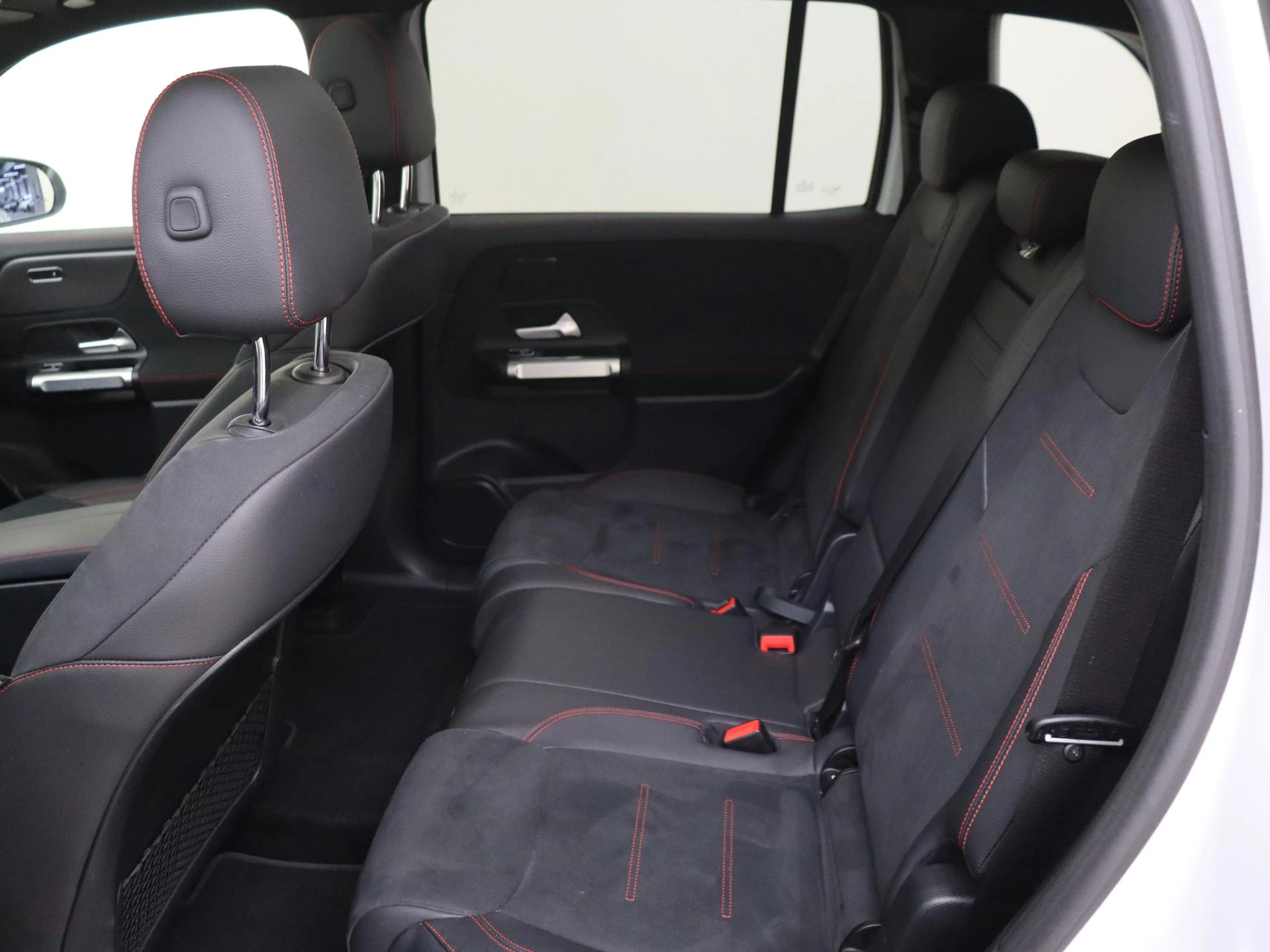 Mercedes-Benz-EQB-image-8