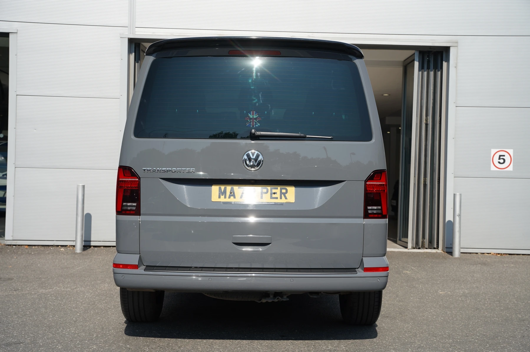 Volkswagen-Transporter-image-12