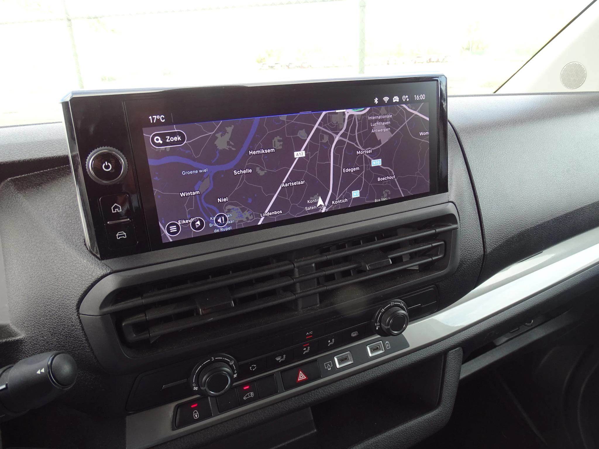 Opel-Vivaro-image-25