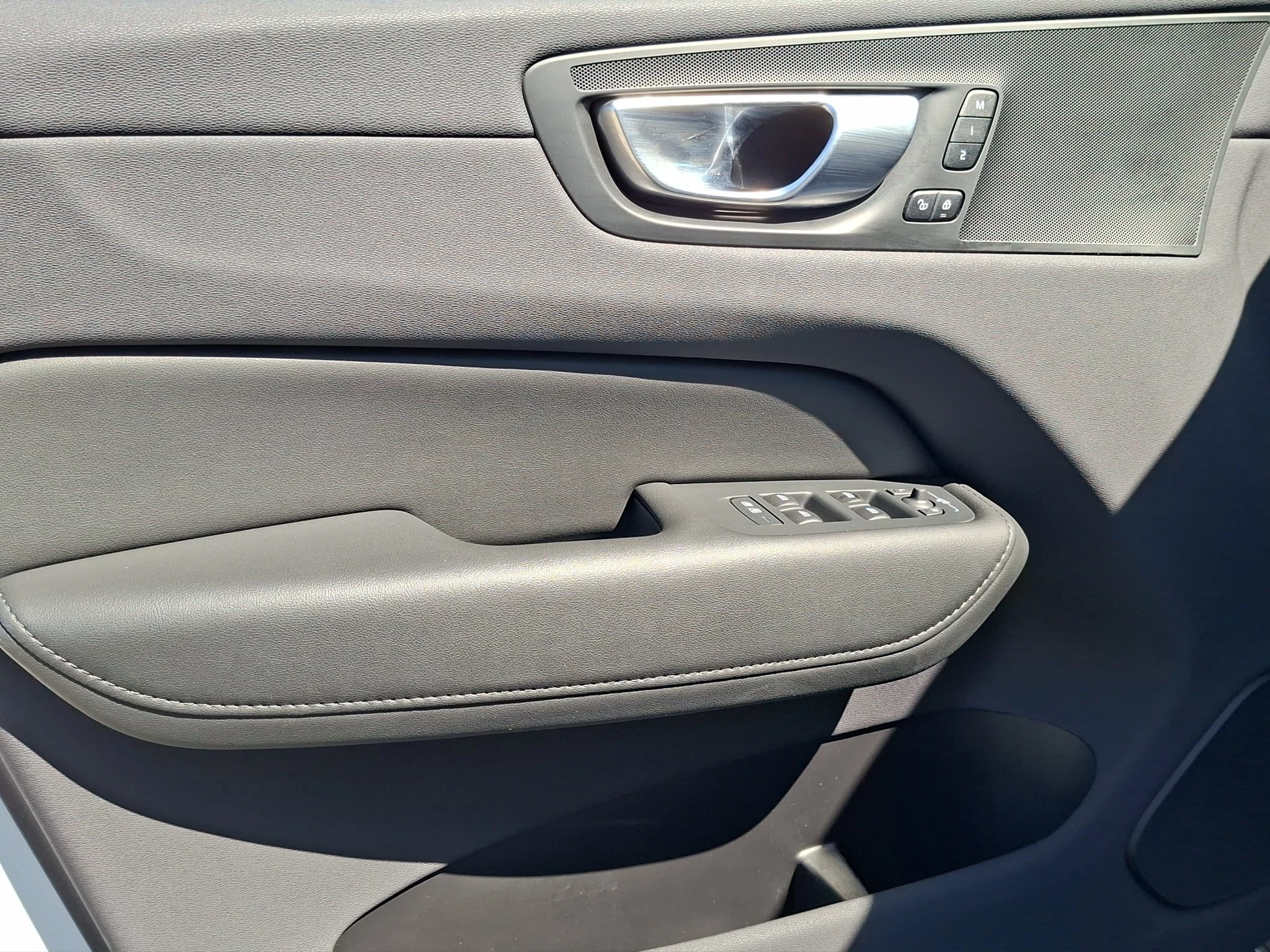 Volvo XC60 B4 Plus Dark 2.0 MHEV Aut. | LED | ACC | GJR | RFK | LEDER | SHZ