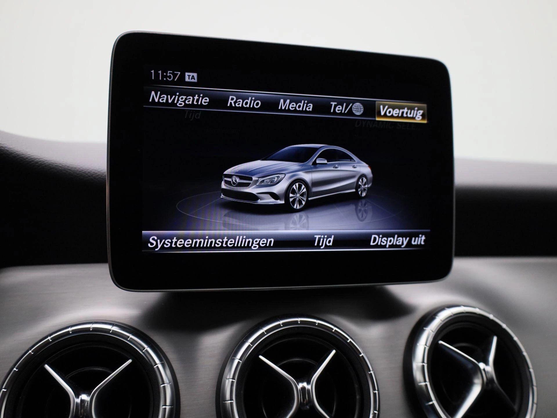 Mercedes-Benz-CLA-image-13