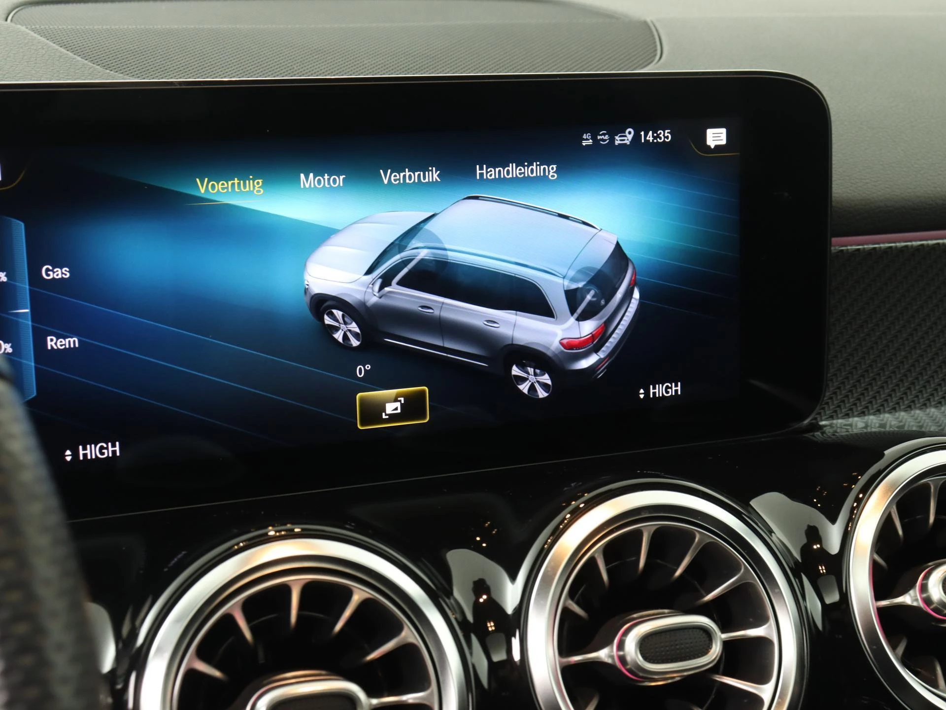 Mercedes-Benz-GLB-image-25