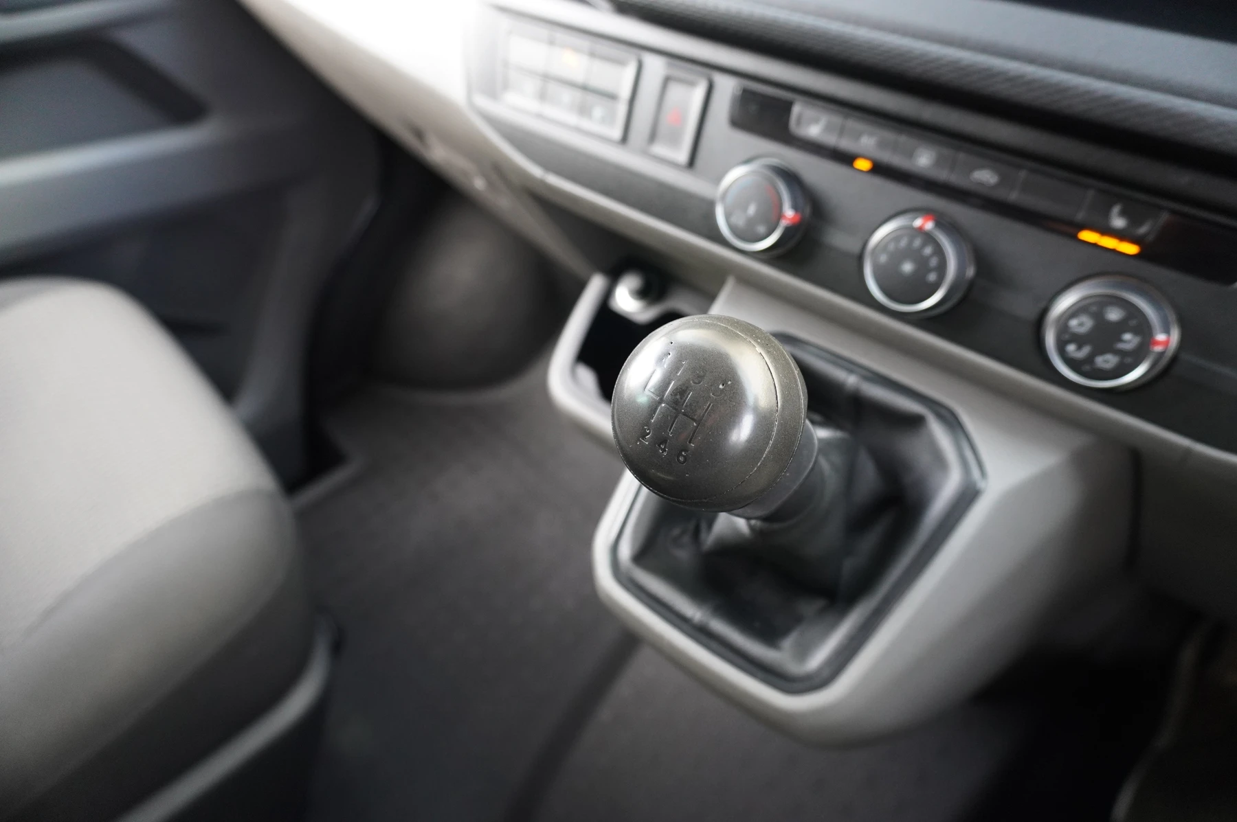 Volkswagen-Transporter-image-31