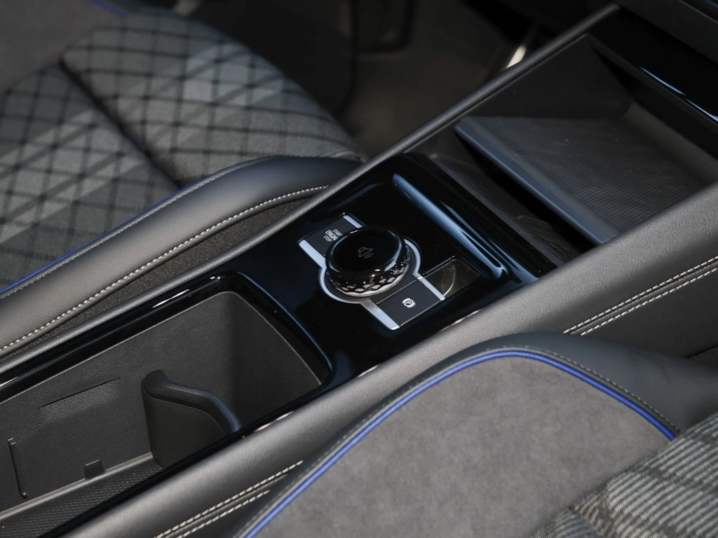 Volkswagen Tiguan R-Line 2,0 l TDI 4M. DSG AHK, Pano, Standh. VSA