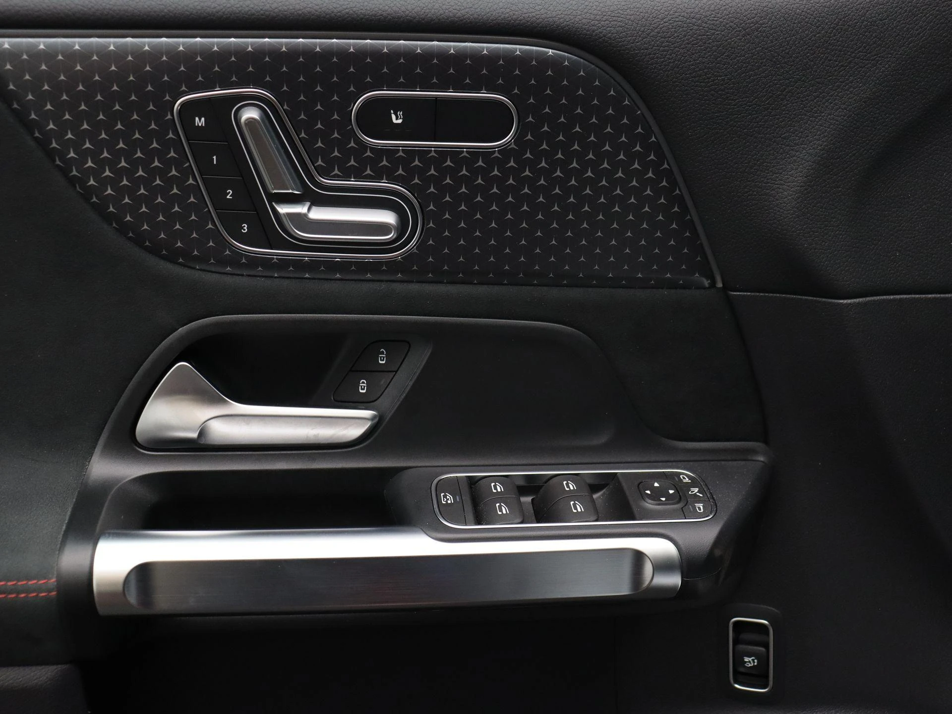Mercedes-Benz-EQB-image-7